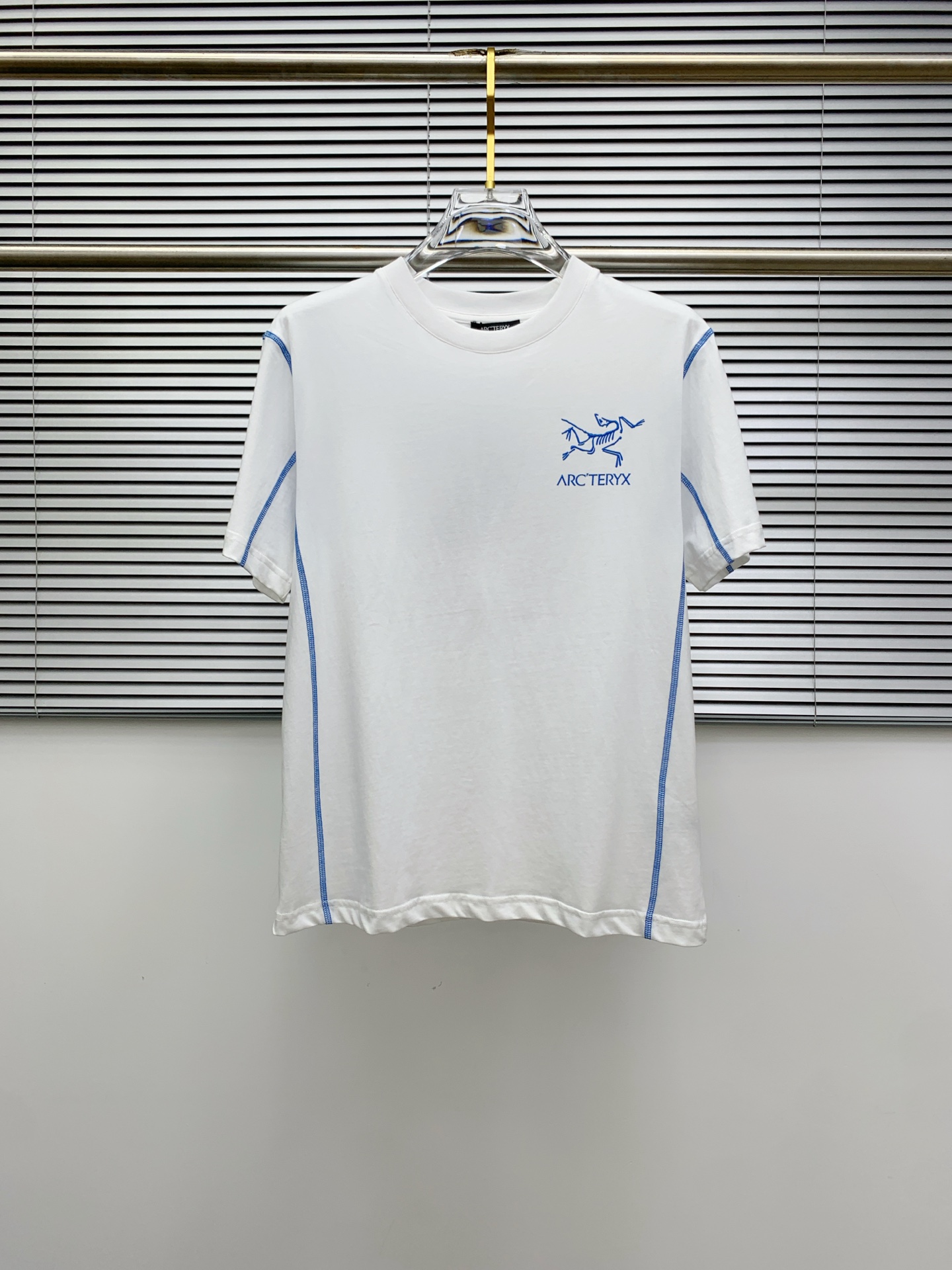 NO:448118,Archaeopteryx 2025 spring and summer new short-sleeved T-shirt for men and women, the latest model is exclusively available on the entire network!  !  ~ It is classic and fashionable and versatile, who doesn’t like it? It will show the classic again. It is very pleasing to the eye and comes with a low luxury halo and recognition!  The traditional brand concept and modern advanced technology are perfectly combined. Coupled with the extremely modern and simple design, the exclusive logo pattern towel embroidery design!  Customized 100% imported pure cotton fabric!  The texture of this model is quite touching, the specifications and grades are known with tentacles. The degree of delicateness and breathability are top-notch!  Size M-3XL, arc'teryx, T-shirt,tees, t-shirt,alexander wang19860909始祖鸟2025春夏新款男女同款短袖T恤,最新款全网独家首上！！~既经典有时尚百搭,谁不爱啊,将经典再次展现,非常的耐看,自带低奢光环与辨识度！传统的品牌理念和现代化的先进技术进行了完美结合.加上极其现代摩登风范的简约设计,专属logo图案毛巾绣设计！定制百分百进口纯棉面料！此款的质感相当感人 触手便知规格档次 细腻程度与透气效果堪称顶级！尺码M-3XL,arc'teryx,T-shirt,tees，t-shirt,alexander wang,Men's clothing