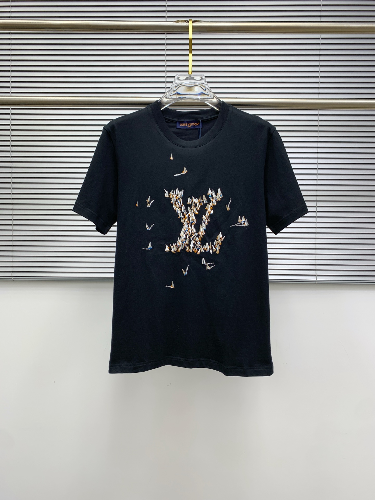 NO:448111,LV2025 spring and summer new short-sleeved T-shirt for men and women, the latest model is exclusively available on the entire network!  !  ~ It is classic and fashionable and versatile, who doesn’t like it? It will show the classic again. It is very pleasing to the eye and comes with a low luxury halo and recognition!  The traditional brand concept and modern advanced technology are perfectly combined. Coupled with the extremely modern and simple design, the exclusive logo pattern towel embroidery design!  Customized 100% imported pure cotton fabric!  The texture of this model is quite touching, the specifications and grades are known with tentacles. The degree of delicateness and breathability are top-notch!  Size M-3XL, louis vuitton, T-shirt,tees, t-shirt,alexander wang19860909LV2025春夏新款男女同款短袖T恤,最新款全网独家首上！！~既经典有时尚百搭,谁不爱啊,将经典再次展现,非常的耐看,自带低奢光环与辨识度！传统的品牌理念和现代化的先进技术进行了完美结合.加上极其现代摩登风范的简约设计,专属logo图案毛巾绣设计！定制百分百进口纯棉面料！此款的质感相当感人 触手便知规格档次 细腻程度与透气效果堪称顶级！尺码M-3XL,,louis vuitton,T-shirt,tees，t-shirt,alexander wang,Men's clothing