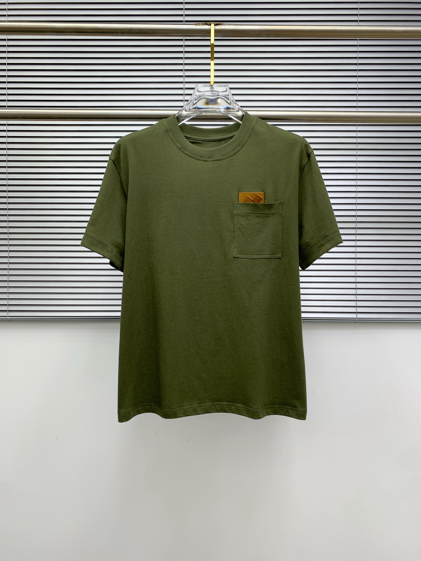 NO:448164,BV2025 spring and summer new short-sleeved T-shirt for men and women, the latest model is exclusively available on the entire network!  !  ~ It is classic and fashionable and versatile, who doesn’t like it? It will show the classic again. It is very pleasing to the eye and comes with a low luxury halo and recognition!  The traditional brand concept and modern advanced technology are perfectly combined. Coupled with the extremely modern and simple design, the exclusive logo pattern towel embroidery design!  Customized 100% imported pure cotton fabric!  The texture of this model is quite touching, the specifications and grades are known with tentacles. The degree of delicateness and breathability are top-notch!  Size M-3XL, bottega veneta, T-shirt,tees, t-shirt,alexander wang19860909BV2025春夏新款男女同款短袖T恤,最新款全网独家首上！！~既经典有时尚百搭,谁不爱啊,将经典再次展现,非常的耐看,自带低奢光环与辨识度！传统的品牌理念和现代化的先进技术进行了完美结合.加上极其现代摩登风范的简约设计,专属logo图案毛巾绣设计！定制百分百进口纯棉面料！此款的质感相当感人 触手便知规格档次 细腻程度与透气效果堪称顶级！尺码M-3XL,,bottega veneta,T-shirt,tees，t-shirt,alexander wang,Men's clothing