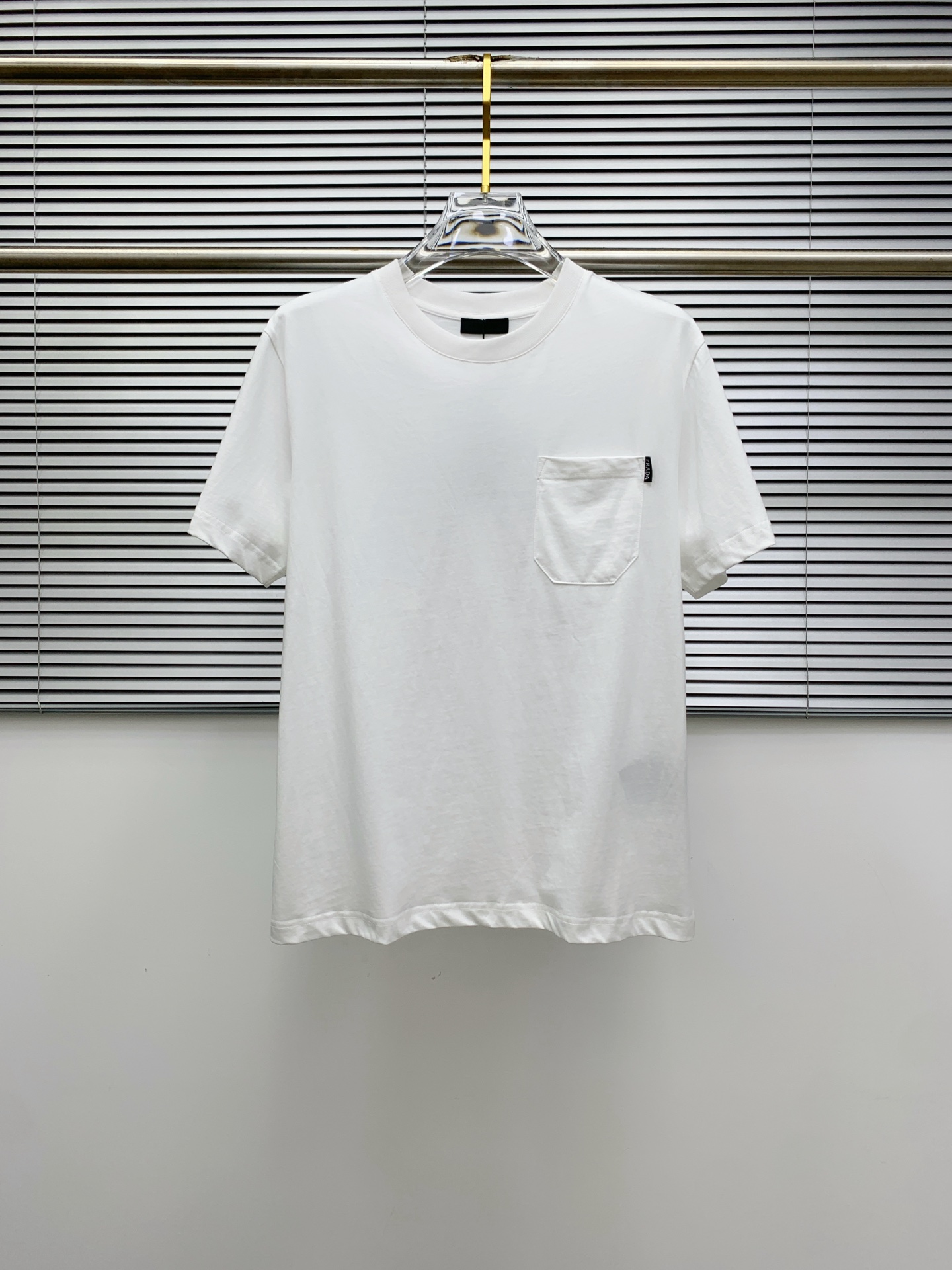 NO:448158,Prada's new short-sleeved T-shirt for men and women in spring and summer, the latest model is exclusively available on the entire network!  !  ~ It is classic and fashionable and versatile, who doesn’t like it? It will show the classic again. It is very pleasing to the eye and comes with a low luxury halo and recognition!  The traditional brand concept and modern advanced technology are perfectly combined. Coupled with the extremely modern and simple design, the exclusive logo pattern towel embroidery design!  Customized 100% imported pure cotton fabric!  The texture of this model is quite touching, the specifications and grades are known with tentacles. The degree of delicateness and breathability are top-notch!  Size M-3XL, prada, T-shirt,tees, t-shirt,alexander wang19860909普拉达2025春夏新款男女同款短袖T恤,最新款全网独家首上！！~既经典有时尚百搭,谁不爱啊,将经典再次展现,非常的耐看,自带低奢光环与辨识度！传统的品牌理念和现代化的先进技术进行了完美结合.加上极其现代摩登风范的简约设计,专属logo图案毛巾绣设计！定制百分百进口纯棉面料！此款的质感相当感人 触手便知规格档次 细腻程度与透气效果堪称顶级！尺码M-3XL,,prada,T-shirt,tees，t-shirt,alexander wang,Men's clothing