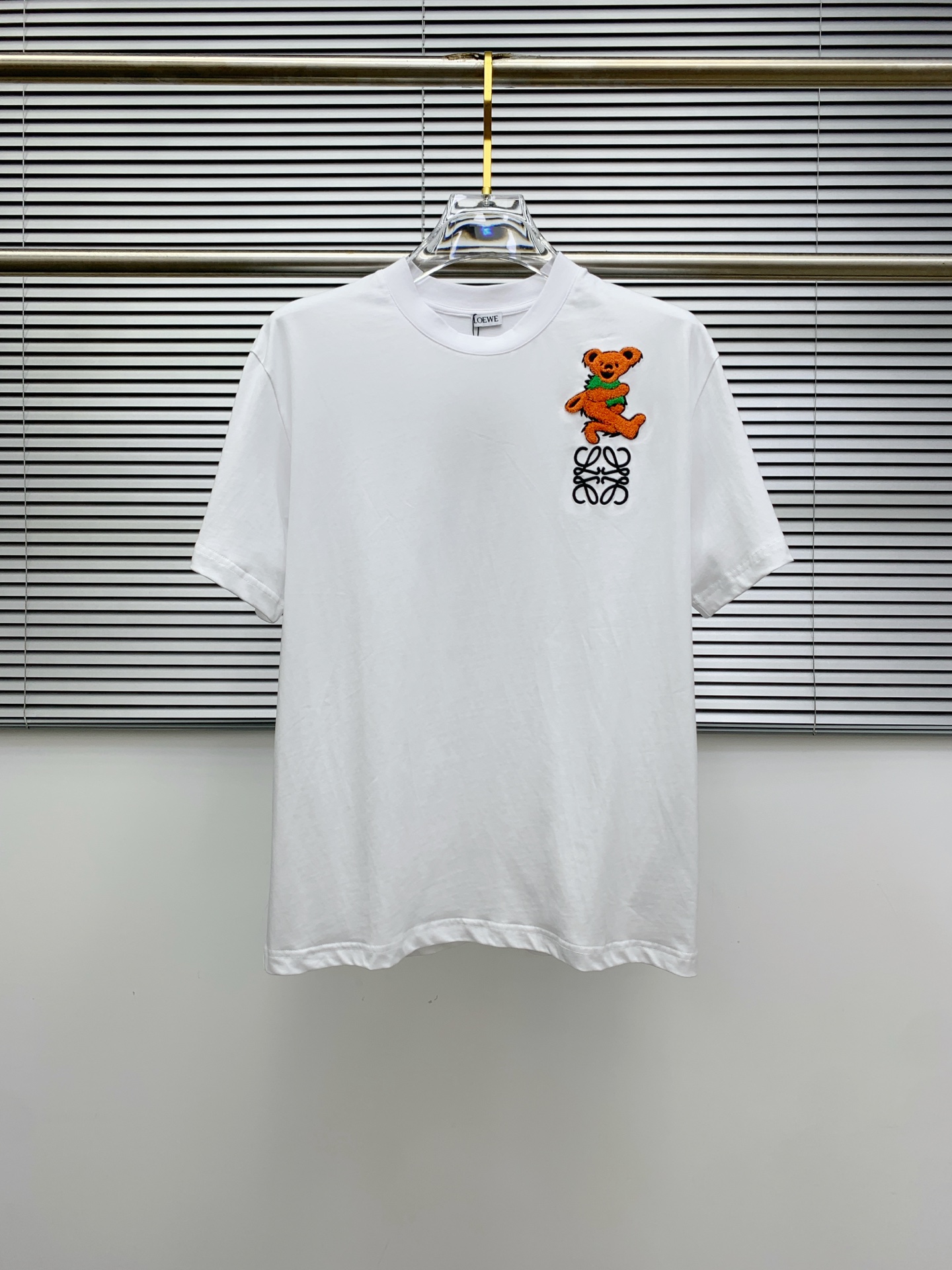 NO:448152,Luo Yiwei's new spring and summer 2025 short-sleeved T-shirt for men and women, the latest model is exclusively available on the entire network!  !  ~ It is classic and fashionable and versatile, who doesn’t like it? It will show the classic again. It is very pleasing to the eye and comes with a low luxury halo and recognition!  The traditional brand concept and modern advanced technology are perfectly combined. Coupled with the extremely modern and simple design, the exclusive logo pattern towel embroidery design!  Customized 100% imported pure cotton fabric!  The texture of this model is quite touching, the specifications and grades are known with tentacles. The degree of delicateness and breathability are top-notch!  Size M-3XL, loewe, T-shirt,tees, t-shirt,alexander wang19860909罗意威2025春夏新款男女同款短袖T恤,最新款全网独家首上！！~既经典有时尚百搭,谁不爱啊,将经典再次展现,非常的耐看,自带低奢光环与辨识度！传统的品牌理念和现代化的先进技术进行了完美结合.加上极其现代摩登风范的简约设计,专属logo图案毛巾绣设计！定制百分百进口纯棉面料！此款的质感相当感人 触手便知规格档次 细腻程度与透气效果堪称顶级！尺码M-3XL,,loewe,T-shirt,tees，t-shirt,alexander wang,Men's clothing