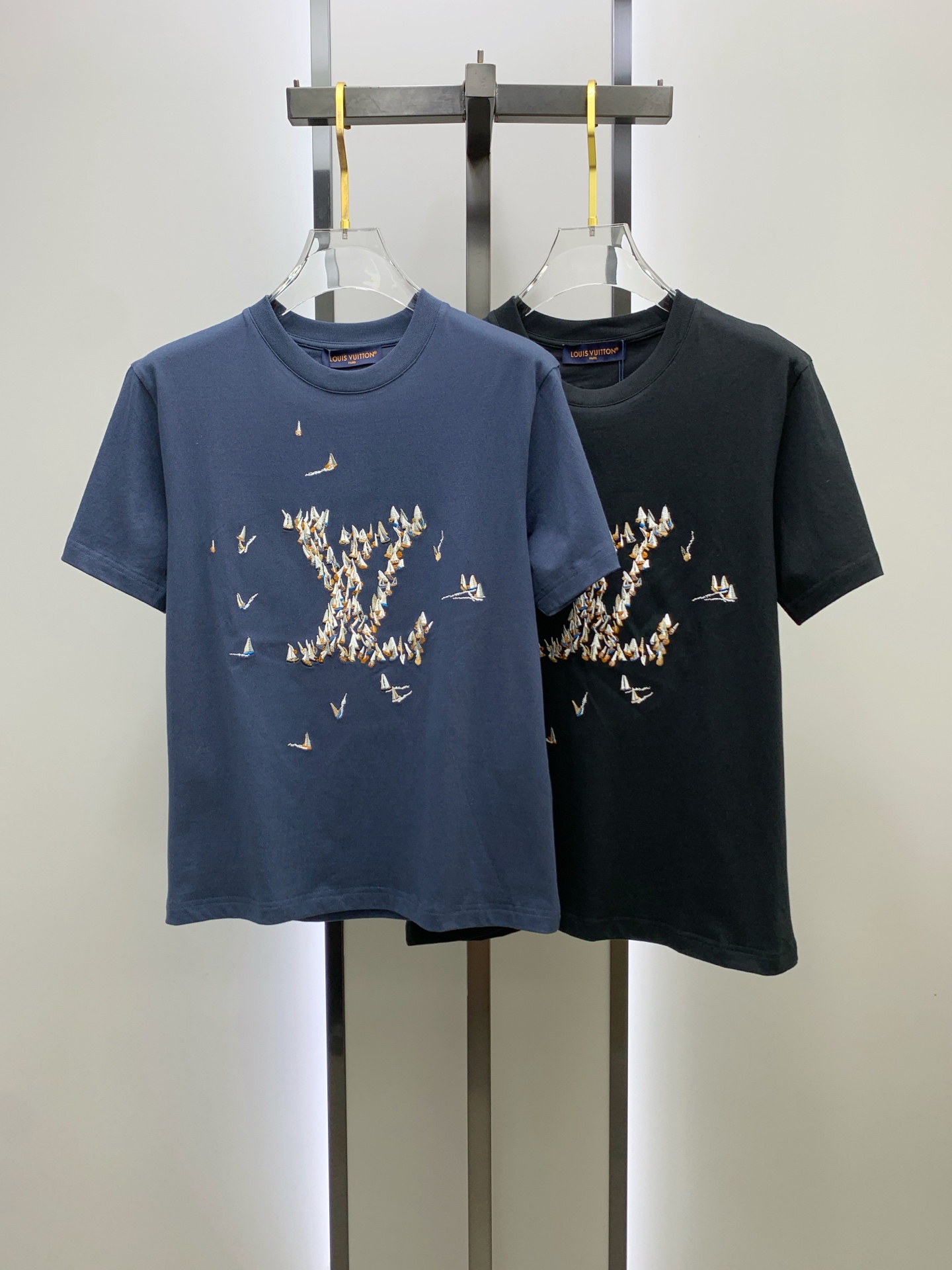 NO:488563,LV2025 spring and summer new short-sleeved T-shirt for men and women, the latest model is exclusively available on the entire network!  !  ~ It is classic and fashionable and versatile, who doesn’t like it? It will show the classic again. It is very pleasing to the eye and comes with a low luxury halo and recognition!  The traditional brand concept and modern advanced technology are perfectly combined. Coupled with the extremely modern and simple design, the exclusive logo pattern towel embroidery design!  Customized 100% imported pure cotton fabric!  The texture of this model is quite touching, the specifications and grades are known with tentacles. The degree of delicateness and breathability are top-notch!  Size M-3XL, louis vuitton, T-shirt,tees, t-shirt,alexander wang19860909LV2025春夏新款男女同款短袖T恤,最新款全网独家首上！！~既经典有时尚百搭,谁不爱啊,将经典再次展现,非常的耐看,自带低奢光环与辨识度！传统的品牌理念和现代化的先进技术进行了完美结合.加上极其现代摩登风范的简约设计,专属logo图案毛巾绣设计！定制百分百进口纯棉面料！此款的质感相当感人 触手便知规格档次 细腻程度与透气效果堪称顶级！尺码M-3XL,,louis vuitton,T-shirt,tees，t-shirt,alexander wang,Men's clothing