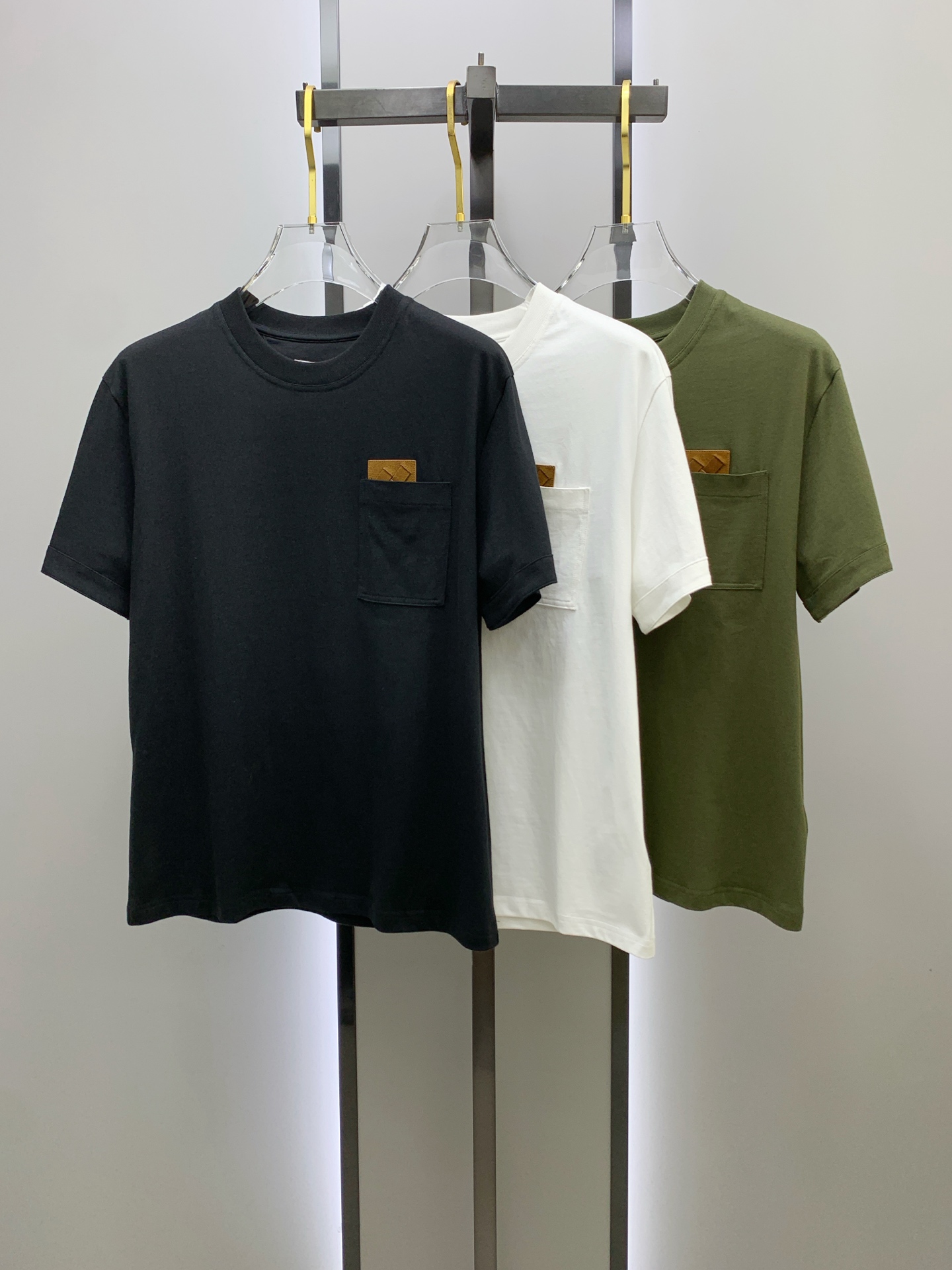 NO:488557,BV 2025 spring and summer new short-sleeved T-shirt for men and women, the latest model is exclusively available on the entire network!  !  ~ It is classic and fashionable and versatile, who doesn’t like it? It will show the classic again. It is very pleasing to the eye and comes with a low luxury halo and recognition!  The traditional brand concept and modern advanced technology are perfectly combined. Coupled with the extremely modern and simple design, the exclusive logo pattern towel embroidery design!  Customized 100% imported pure cotton fabric!  The texture of this model is quite touching, the specifications and grades are known with tentacles. The degree of delicateness and breathability are top-notch!  Size M-3XL, bottega veneta, T-shirt,tees, t-shirt,alexander wang19860909BV 2025春夏新款男女同款短袖T恤,最新款全网独家首上！！~既经典有时尚百搭,谁不爱啊,将经典再次展现,非常的耐看,自带低奢光环与辨识度！传统的品牌理念和现代化的先进技术进行了完美结合.加上极其现代摩登风范的简约设计,专属logo图案毛巾绣设计！定制百分百进口纯棉面料！此款的质感相当感人 触手便知规格档次 细腻程度与透气效果堪称顶级！尺码M-3XL,,bottega veneta,T-shirt,tees，t-shirt,alexander wang,Men's clothing