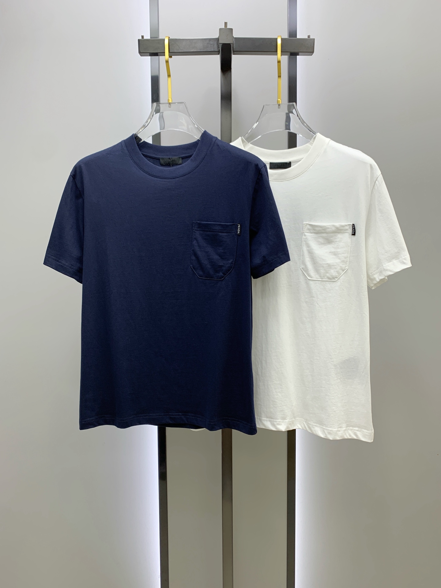 NO:488552,Prada's new short-sleeved T-shirt for men and women in spring and summer, the latest model is exclusively available on the entire network!  !  ~ It is classic and fashionable and versatile, who doesn’t like it? It will show the classic again. It is very pleasing to the eye and comes with a low luxury halo and recognition!  The traditional brand concept and modern advanced technology are perfectly combined. Coupled with the extremely modern and simple design, the exclusive logo pattern towel embroidery design!  Customized 100% imported pure cotton fabric!  The texture of this model is quite touching, the specifications and grades are known with tentacles. The degree of delicateness and breathability are top-notch!  Size M-3XL, prada, T-shirt,tees, t-shirt,alexander wang19860909普拉达2025春夏新款男女同款短袖T恤,最新款全网独家首上！！~既经典有时尚百搭,谁不爱啊,将经典再次展现,非常的耐看,自带低奢光环与辨识度！传统的品牌理念和现代化的先进技术进行了完美结合.加上极其现代摩登风范的简约设计,专属logo图案毛巾绣设计！定制百分百进口纯棉面料！此款的质感相当感人 触手便知规格档次 细腻程度与透气效果堪称顶级！尺码M-3XL,,prada,T-shirt,tees，t-shirt,alexander wang,Men's clothing