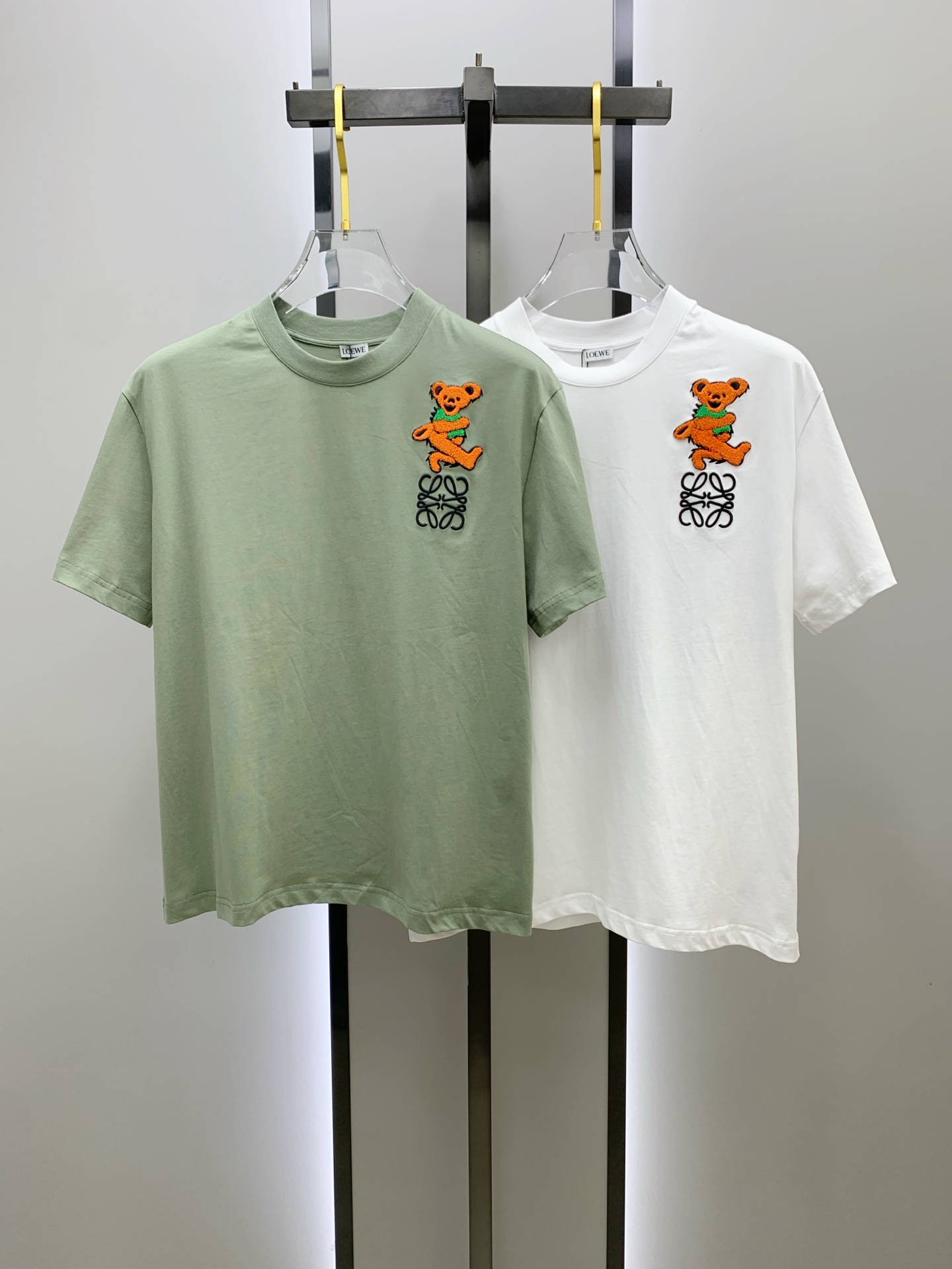 NO:488547,Luo Yiwei's new spring and summer 2025 short-sleeved T-shirt for men and women, the latest model is exclusively available on the entire network!  !  ~ It is classic and fashionable and versatile, who doesn’t like it? It will show the classic again. It is very pleasing to the eye and comes with a low luxury halo and recognition!  The traditional brand concept and modern advanced technology are perfectly combined. Coupled with the extremely modern and simple design, the exclusive logo pattern towel embroidery design!  Customized 100% imported pure cotton fabric!  The texture of this model is quite touching, the specifications and grades are known with tentacles. The degree of delicateness and breathability are top-notch!  Size M-3XL, loewe, T-shirt,tees, t-shirt,alexander wang19860909罗意威2025春夏新款男女同款短袖T恤,最新款全网独家首上！！~既经典有时尚百搭,谁不爱啊,将经典再次展现,非常的耐看,自带低奢光环与辨识度！传统的品牌理念和现代化的先进技术进行了完美结合.加上极其现代摩登风范的简约设计,专属logo图案毛巾绣设计！定制百分百进口纯棉面料！此款的质感相当感人 触手便知规格档次 细腻程度与透气效果堪称顶级！尺码M-3XL,,loewe,T-shirt,tees，t-shirt,alexander wang,Men's clothing