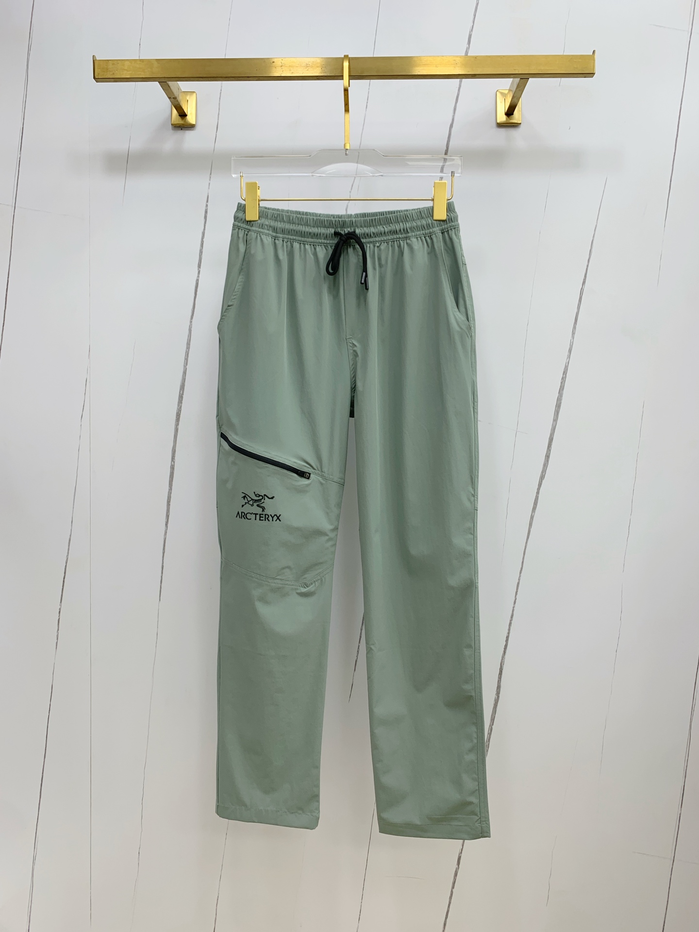 NO:448134,Archaeoptera bird spring and summer 25ss casual pants gold dial appears again, the original customized high-quality fashionable casual pants are super versatile. Exclusive custom fabric, quite wide and stylish, close and comfortable. The latest hardware and accessories of the original custom counter. Super beautiful style, the upper body makes the legs look slender, the inner and the line is impeccable. You can attend any occasion. Once again, the fabric is very, very classy! Code number M-4XL,arc'teryx,alexander wang19860909始祖鸟春夏25ss休闲裤金典再次出现,原单订制高品质时尚休闲裤.超级百搭款.独家定制面料,挺阔有型,贴身舒适.原版定制专柜最新五金辅料.超靓版型、上身显腿修长,內里,走线都无可挑剔,任何场合都可出席,再次强调面料非常非常显档次！码数 M-4XL,arc'teryx,alexander wang,Men's clothing