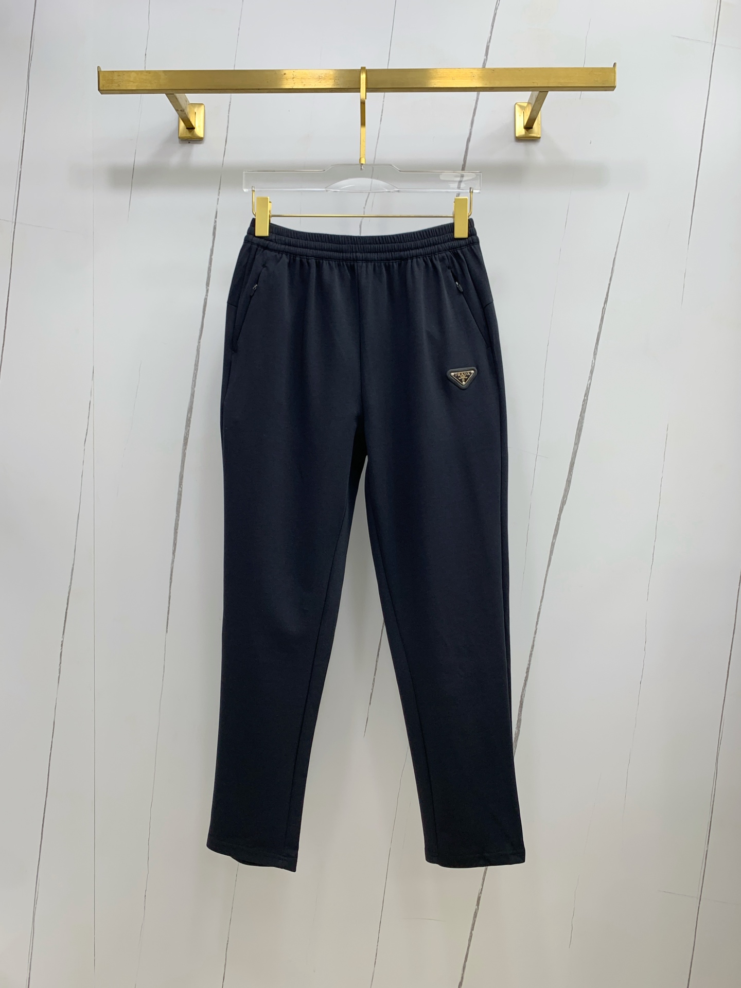 NO:448128,Prada Spring and Summer 25ss casual pants gold dial appears again, the original customized high-quality fashionable casual pants. Super versatile style. Exclusive custom fabric, quite wide and stylish, close and comfortable. The latest hardware and accessories of the original custom counter. Super beautiful style, the upper body makes the legs look slender, the inner and the line is impeccable. You can attend any occasion. Once again, the fabric is very, very classy! Code number L-4XL, prada,alexander wang19860909普拉达春夏25ss休闲裤金典再次出现,原单订制高品质时尚休闲裤.超级百搭款.独家定制面料,挺阔有型,贴身舒适.原版定制专柜最新五金辅料.超靓版型、上身显腿修长,內里,走线都无可挑剔,任何场合都可出席,再次强调面料非常非常显档次！码数 L-4XL,,prada,alexander wang,Men's clothing