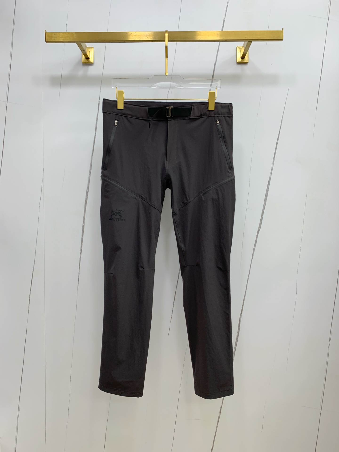 NO:448122,Archaeoptera bird spring and summer 25ss casual pants gold dial appears again, the original customized high-quality fashionable casual pants are super versatile. Exclusive custom fabric, quite wide and stylish, close and comfortable. The latest hardware and accessories of the original custom counter. Super beautiful style, the upper body makes the legs look slender, the inner and the line is impeccable. You can attend any occasion. Once again, the fabric is very, very classy! Code number M-3XL,arc'teryx,alexander wang19860909始祖鸟春夏25ss休闲裤金典再次出现,原单订制高品质时尚休闲裤.超级百搭款.独家定制面料,挺阔有型,贴身舒适.原版定制专柜最新五金辅料.超靓版型、上身显腿修长,內里,走线都无可挑剔,任何场合都可出席,再次强调面料非常非常显档次！码数 M-3XL,arc'teryx,alexander wang,Men's clothing