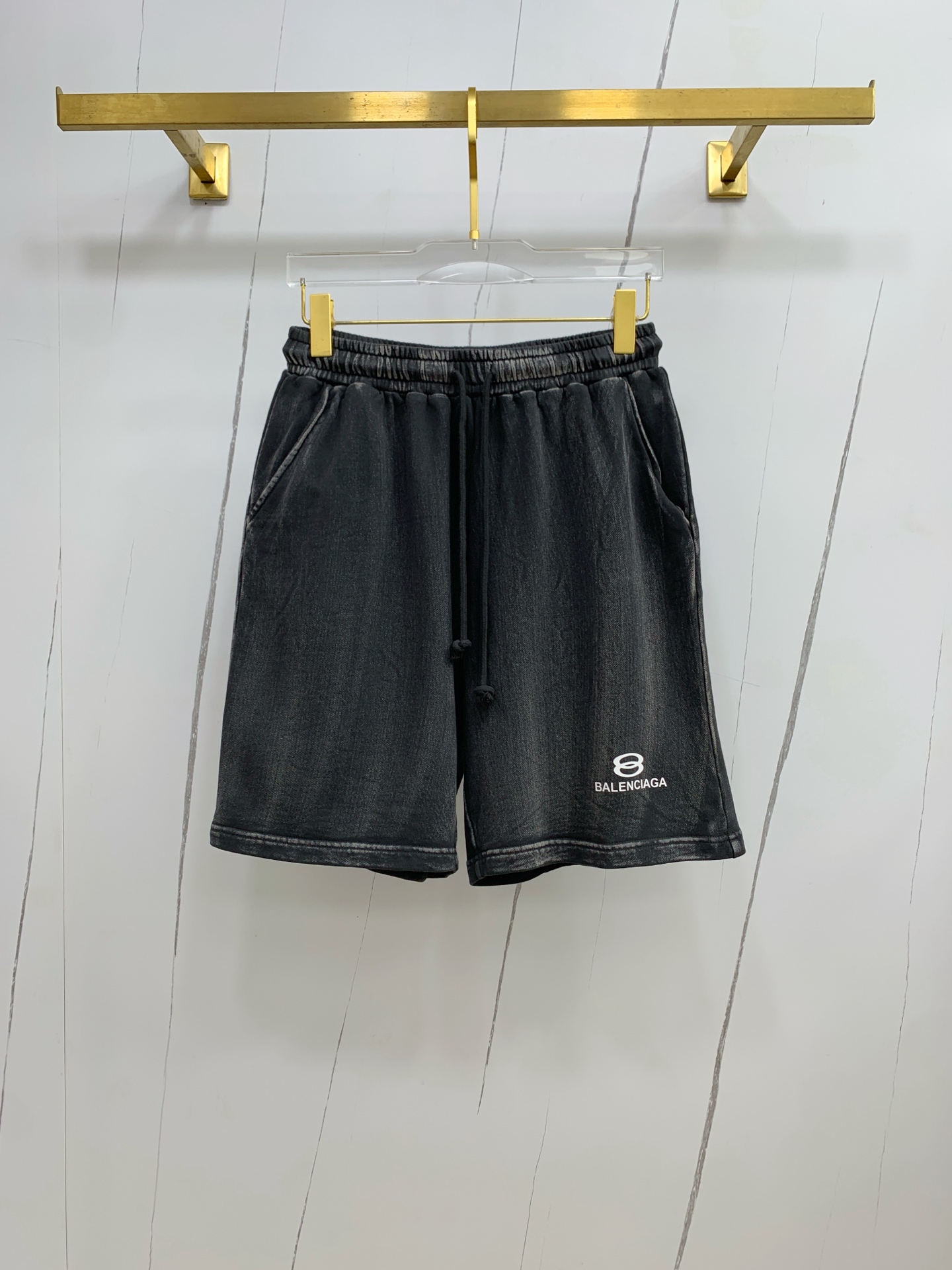 NO:448115,Balenciaga has complete three standards. 2025 summer new men's casual shorts, high-end custom fabric breathable fabric, extremely breathable, elastic and comfortable, impeccable details, top-level auxiliary materials, original logo design concept, delicate and soft feel!  The upper body style is excellent!  Size S-2XL, balenciaga, shorts, alexander wang19860909巴黎世家三标齐全 2025夏季新款男士休闲短裤,高级定制面料透气面料 透气弹力舒适度极高,细节无可挑剔,顶级辅料配备,原版logo设计理念,手感细腻柔软！上身版型超赞！尺码S-2XL,,balenciaga,shorts,alexander wang,Men's clothing