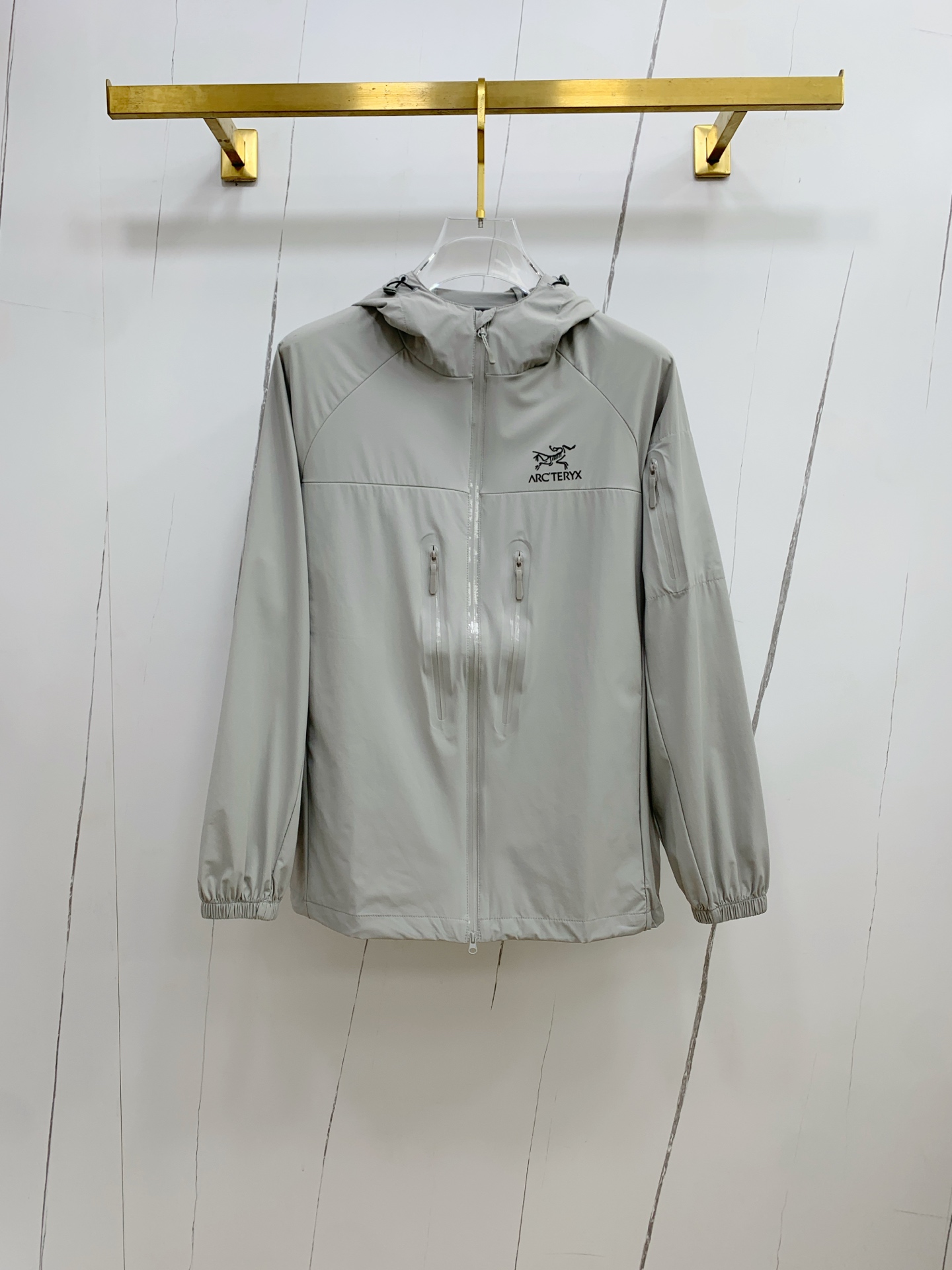 NO:448104,[New Product] Archaeopteryx channel quality. 2025ss Spring and Summer New Sportswear Jacket Sunscreen Jacket!  The sunscreen clothes are classic and add a sense of fashion that keeps pace with the times, and the best choice for handsome men and beautiful women. The new lightweight silk fiber nylon fabric is light and breathable, and the quilting and weaving technology creates the unique thin strip structural details of the fabric, which is delicate and exquisite. It effectively prevents ultraviolet radiation, is excellent in breathability, and is comfortable and skin-friendly. The zipper opening and closing placket and the standing collar design adds a sense of value. The chest logo print highlights the brand's characteristics. The elastic and close details of the cuffs and hem are neat and detailed to add a new and avant-garde fashion sense. Bal*nci*ga  Tracksui's new high-end series creates the best sports and leisure system and the most convenient and comfortable feeling. It is made of polyester fiber fabric, perfect light nylon style. It is different from the general rough nylon texture, with smooth and delicate texture, light and comfortable. The aesthetic division and cutting process of both inside and outside always maintains a perfect sports and fashionable versatile shape. Pay more attention to sports design and versatile items! The logo design has a flawless craft mechanism, thick and full, soft and three-dimensional and not stiff, showing a low-key fashionable sports style. Code M-4XL, arc'teryx, jackets & coats, jackets & coats, alexander wang19860909【新品】始祖鸟渠道精品.2025ss春夏新款运动服夹克防晒服外套！防晒衣经典之余增添了与时俱进的时尚感,型男靓女的最佳选择.新型轻量绢丝纤维尼龙面料,轻盈透气,绗缝密织技术造就面料的独有细条状结构细节,细腻精致.有效防止紫外线辐射,透气性绝佳,舒畅亲肤.拉链开合门襟,立领设计平添价值感取向.胸口标识印花彰显品牌特色.袖口,下摆弹力收口细节工整细致增添新锐前卫时尚感.Bal*nci*ga Tracksui全新高端系列作品,缔造最为出色的运动休闲体系,最为便捷舒适的感受.客供聚酯纤维面料打造,完美的轻质尼龙款.区别于一般的粗质尼龙质,手感质感顺滑细腻,轻盈舒适.内外兼具的美感分割裁剪工艺,时刻保持完美的运动时尚百搭造型.更加的注重运动化设计百搭单品!标识徽标设计拥有完美无瑕的工艺机制,厚实饱满,柔软立体不生硬,彰显低调的时尚运动风格.码数M-4XL,arc'teryx,jackets & coats,jackets & coats,alexander wang,Men's clothing