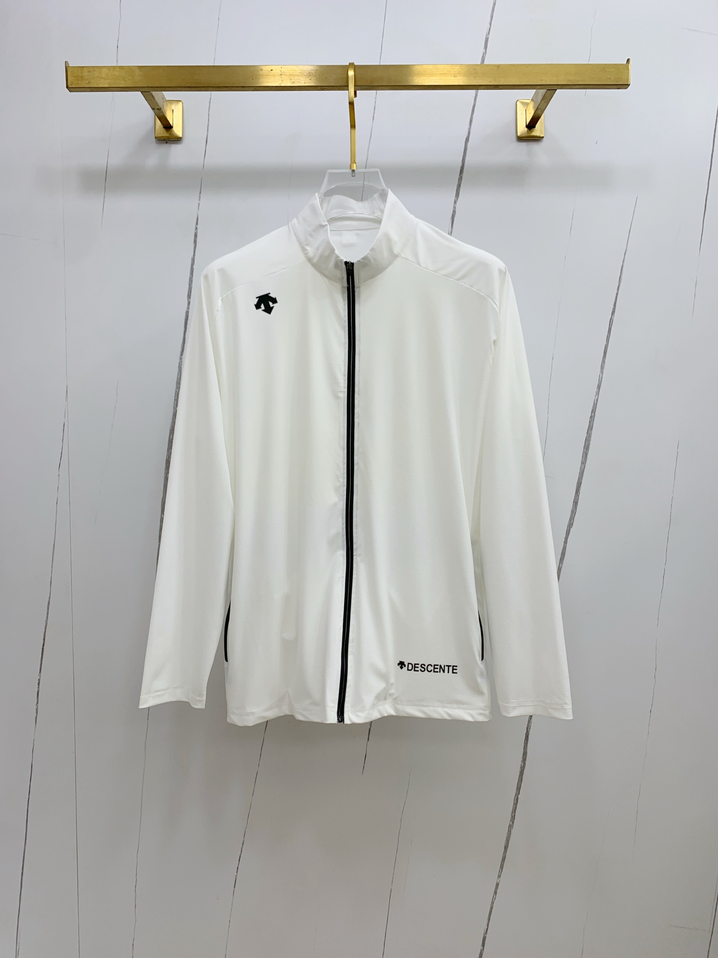 NO:448108,[New Product] DiSant Channel Boutique. 2025ss Spring and Summer New Sportswear Jacket Sunscreen Jacket!  The sunscreen clothes are classic and add a sense of fashion that keeps pace with the times, and the best choice for handsome men and beautiful women. The new lightweight silk fiber nylon fabric is light and breathable, and the quilting and weaving technology creates the unique thin strip structural details of the fabric, which is delicate and exquisite. It effectively prevents ultraviolet radiation, is excellent in breathability, and is comfortable and skin-friendly. The zipper opening and closing placket and the standing collar design adds a sense of value. The chest logo print highlights the brand's characteristics. The elastic and close details of the cuffs and hem are neat and detailed to add a new and avant-garde fashion sense. Bal*nci*ga  Tracksui's new high-end series creates the best sports and leisure system and the most convenient and comfortable feeling. It is made of polyester fiber fabric, perfect light nylon style. It is different from the general rough nylon texture, with smooth and delicate texture, light and comfortable. The aesthetic division and cutting process of both inside and outside always maintains a perfect sports and fashionable versatile shape. Pay more attention to sports design and versatile items! The logo design has a flawless craft mechanism, thick and full, soft and three-dimensional and not stiff, showing a low-key fashionable sports style. Code number M-3XL,, jackets & coats, jackets & coats, alexander wang19860909【新品】迪桑特渠道精品.2025ss春夏新款运动服夹克防晒服外套！防晒衣经典之余增添了与时俱进的时尚感,型男靓女的最佳选择.新型轻量绢丝纤维尼龙面料,轻盈透气,绗缝密织技术造就面料的独有细条状结构细节,细腻精致.有效防止紫外线辐射,透气性绝佳,舒畅亲肤.拉链开合门襟,立领设计平添价值感取向.胸口标识印花彰显品牌特色.袖口,下摆弹力收口细节工整细致增添新锐前卫时尚感.Bal*nci*ga Tracksui全新高端系列作品,缔造最为出色的运动休闲体系,最为便捷舒适的感受.客供聚酯纤维面料打造,完美的轻质尼龙款.区别于一般的粗质尼龙质,手感质感顺滑细腻,轻盈舒适.内外兼具的美感分割裁剪工艺,时刻保持完美的运动时尚百搭造型.更加的注重运动化设计百搭单品!标识徽标设计拥有完美无瑕的工艺机制,厚实饱满,柔软立体不生硬,彰显低调的时尚运动风格.码数M-3XL,,jackets & coats,jackets & coats,alexander wang,Men's clothing