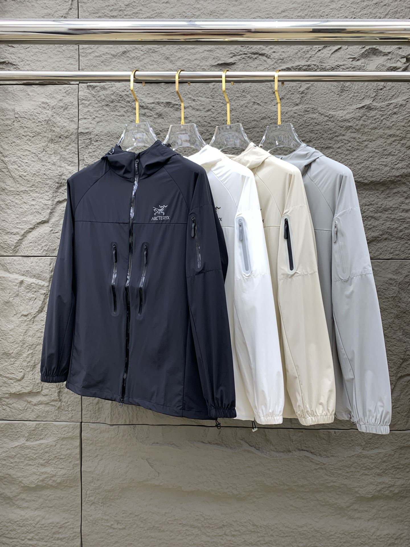 NO:476501,[New Product] Archaeopteryx channel quality. 2025ss Spring and Summer New Sportswear Jacket Sunscreen Jacket!  The sunscreen clothes are classic and add a sense of fashion that keeps pace with the times, and the best choice for handsome men and beautiful women. The new lightweight silk fiber nylon fabric is light and breathable, and the quilting and weaving technology creates the unique thin strip structural details of the fabric, which is delicate and exquisite. It effectively prevents ultraviolet radiation, is excellent in breathability, and is comfortable and skin-friendly. The zipper opening and closing placket and the standing collar design adds a sense of value. The chest logo print highlights the brand's characteristics. The elastic and close details of the cuffs and hem are neat and detailed to add a new and avant-garde fashion sense. Bal*nci*ga  Tracksui's new high-end series creates the best sports and leisure system and the most convenient and comfortable feeling. It is made of polyester fiber fabric, perfect light nylon style. It is different from the general rough nylon texture, with smooth and delicate texture, light and comfortable. The aesthetic division and cutting process of both inside and outside always maintains a perfect sports and fashionable versatile shape. Pay more attention to sports design and versatile items! The logo design has a flawless craft mechanism, thick and full, soft and three-dimensional and not stiff, showing a low-key fashionable sports style. Code M-4XL, arc'teryx, jackets & coats, jackets & coats, alexander wang19860909【新品】始祖鸟渠道精品.2025ss春夏新款运动服夹克防晒服外套！防晒衣经典之余增添了与时俱进的时尚感,型男靓女的最佳选择.新型轻量绢丝纤维尼龙面料,轻盈透气,绗缝密织技术造就面料的独有细条状结构细节,细腻精致.有效防止紫外线辐射,透气性绝佳,舒畅亲肤.拉链开合门襟,立领设计平添价值感取向.胸口标识印花彰显品牌特色.袖口,下摆弹力收口细节工整细致增添新锐前卫时尚感.Bal*nci*ga Tracksui全新高端系列作品,缔造最为出色的运动休闲体系,最为便捷舒适的感受.客供聚酯纤维面料打造,完美的轻质尼龙款.区别于一般的粗质尼龙质,手感质感顺滑细腻,轻盈舒适.内外兼具的美感分割裁剪工艺,时刻保持完美的运动时尚百搭造型.更加的注重运动化设计百搭单品!标识徽标设计拥有完美无瑕的工艺机制,厚实饱满,柔软立体不生硬,彰显低调的时尚运动风格.码数M-4XL,arc'teryx,jackets & coats,jackets & coats,alexander wang,Men's clothing