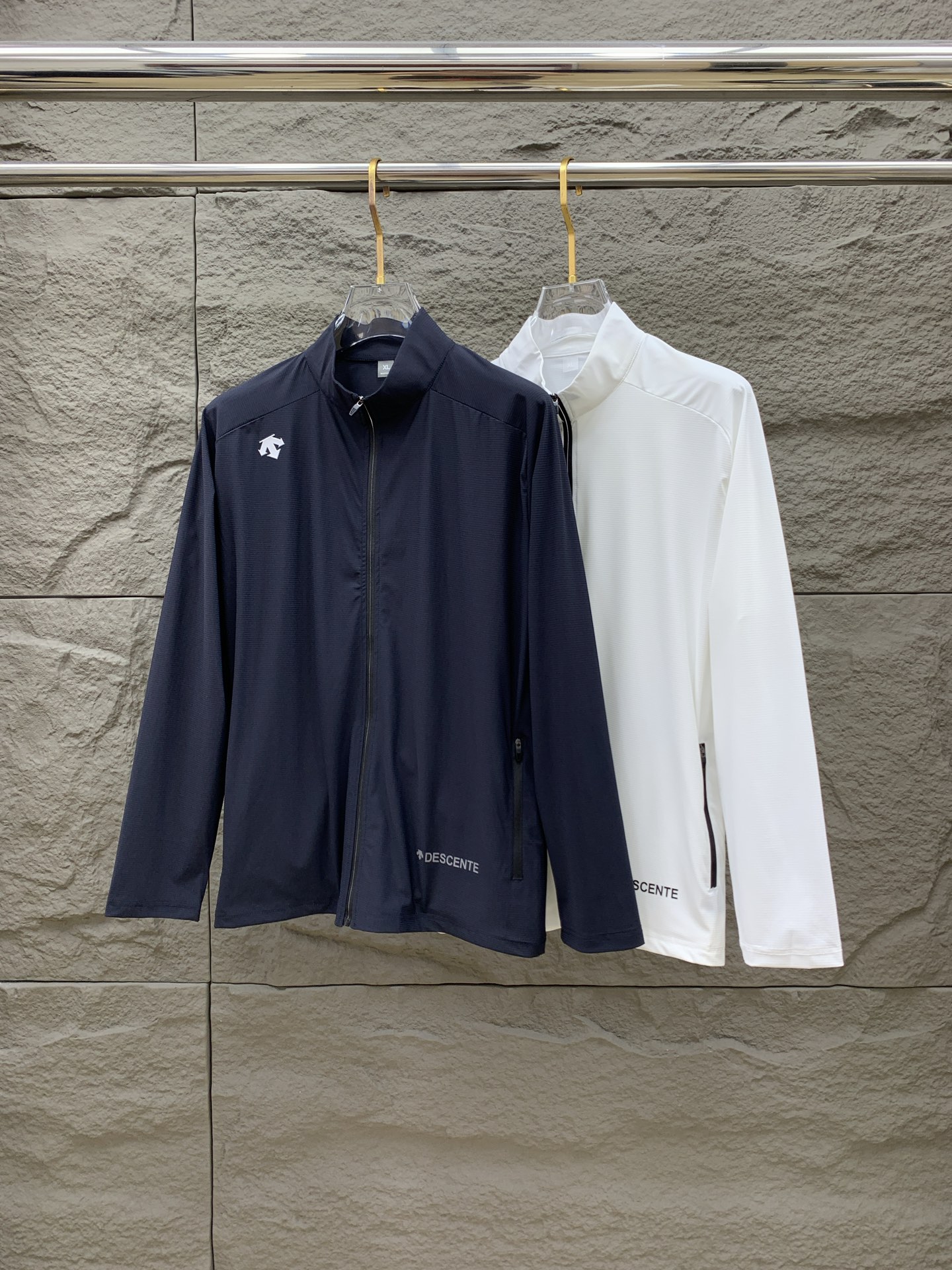 NO:476507,[New Product] DiSant Channel Boutique. 2025ss Spring and Summer New Sportswear Jacket Sunscreen Jacket!  The sunscreen clothes are classic and add a sense of fashion that keeps pace with the times, and the best choice for handsome men and beautiful women. The new lightweight silk fiber nylon fabric is light and breathable, and the quilting and weaving technology creates the unique thin strip structural details of the fabric, which is delicate and exquisite. It effectively prevents ultraviolet radiation, is excellent in breathability, and is comfortable and skin-friendly. The zipper opening and closing placket and the standing collar design adds a sense of value. The chest logo print highlights the brand characteristics. The elastic and close details of the cuffs and hem are neat and detailed to add a new and avant-garde fashion sense. Bal*nci*ga  Tracksui's new high-end series creates the best sports and leisure system and the most convenient and comfortable feeling. It is made of polyester fiber fabric, perfect light nylon style. It is different from the general rough nylon texture, with smooth and delicate texture, light and comfortable. The aesthetic division and cutting process of both inside and outside always maintains a perfect sports and fashionable versatile shape. Pay more attention to sports design and versatile items! The logo design has a flawless craft mechanism, thick and full, soft and three-dimensional and not stiff, showing a low-key fashionable sports style. Code number M-3XL,, jackets & coats, jackets & coats, alexander wang19860909【新品】迪桑特渠道精品.2025ss春夏新款运动服夹克防晒服外套！防晒衣经典之余增添了与时俱进的时尚感,型男靓女的最佳选择.新型轻量绢丝纤维尼龙面料,轻盈透气,绗缝密织技术造就面料的独有细条状结构细节,细腻精致.有效防止紫外线辐射,透气性绝佳,舒畅亲肤.拉链开合门襟,立领设计平添价值感取向.胸口标识印花彰显品牌特色.袖口,下摆弹力收口细节工整细致增添新锐前卫时尚感.Bal*nci*ga Tracksui全新高端系列作品,缔造最为出色的运动休闲体系,最为便捷舒适的感受.客供聚酯纤维面料打造,完美的轻质尼龙款.区别于一般的粗质尼龙质,手感质感顺滑细腻,轻盈舒适.内外兼具的美感分割裁剪工艺,时刻保持完美的运动时尚百搭造型.更加的注重运动化设计百搭单品!标识徽标设计拥有完美无瑕的工艺机制,厚实饱满,柔软立体不生硬,彰显低调的时尚运动风格.码数M-3XL,,jackets & coats,jackets & coats,alexander wang,Men's clothing