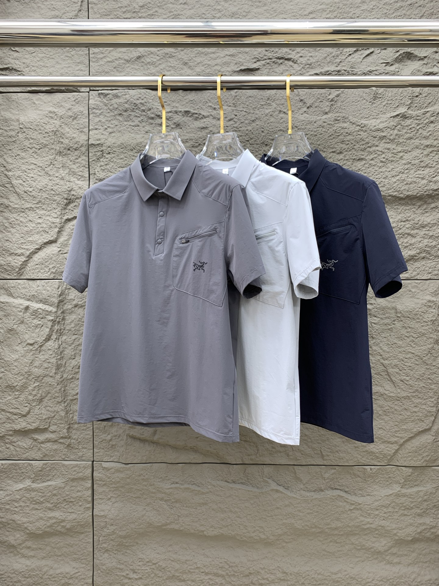 NO:476512,The latest fabric of Ss Archaeoptera pure cotton, classic logo, logo, fashionable, simple and trendy short sleeves, the top quality counter original single short sleeves, the top production process imported fabric, the unique design of the counter model, using imported high-end customized fabrics. The official website is on sale!  Excellent fabric pattern..M-4XL,arc'teryx,T-shirt,alexander wang19860909ss始祖鸟纯棉最新面料经典标识图案logo时尚简约潮流短袖,最顶级的品质专柜原单短袖,顶级制作工艺进口面料,专柜款独特设计,采用进口高端订制面料.官网在售！面料版型超赞 码数..M-4XL,arc'teryx,T-shirt,alexander wang,Men's clothing