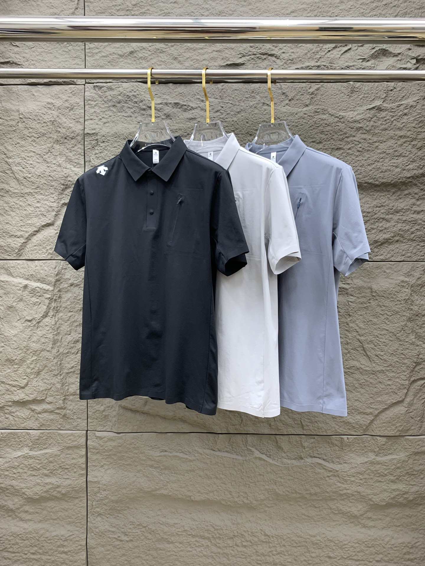 NO:476518,Ss DiSante pure cotton latest fabric classic logo pattern logo fashionable simple trendy short sleeves, the top quality counter original single short sleeves, top production craft imported fabrics, unique design of the counter model, using imported high-end customized fabrics. The official website is on sale!  Excellent fabric fitting..M-4XL, T-shirt,alexander wang19860909ss迪桑特纯棉最新面料经典标识图案logo时尚简约潮流短袖,最顶级的品质专柜原单短袖,顶级制作工艺进口面料,专柜款独特设计,采用进口高端订制面料.官网在售！面料版型超赞 码数..M-4XL,,T-shirt,alexander wang,Men's clothing