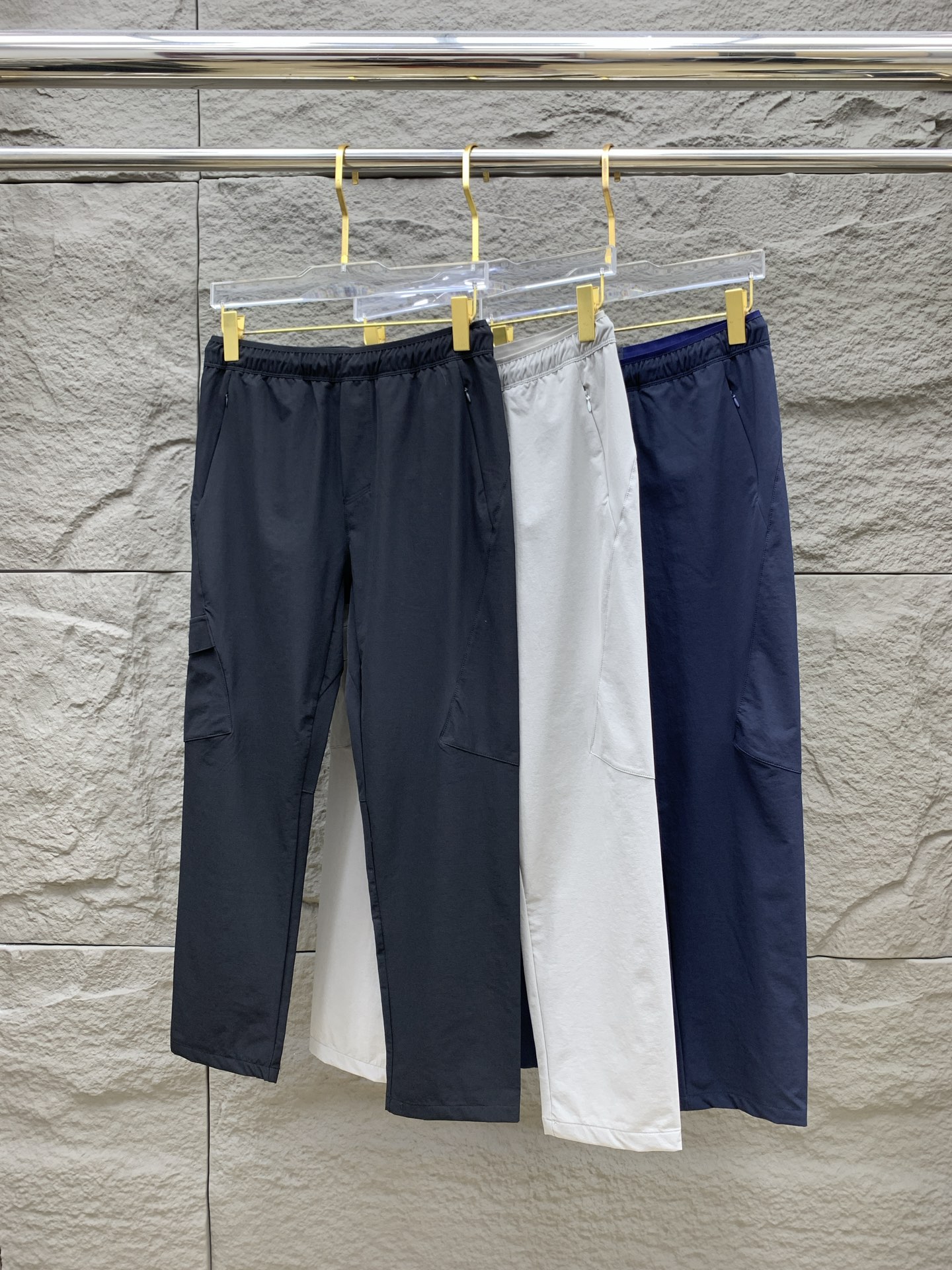 NO:476522,Prada Spring and Summer 25ss casual pants gold dial appears again, the original customized high-quality fashionable casual pants. Super versatile style. Exclusive custom fabric, quite wide and stylish, close and comfortable. The latest hardware and accessories of the original custom counter. Super beautiful style, the upper body makes the legs look slender, the inner and the line is impeccable. You can attend any occasion. Once again, the fabric is very, very classy! Code number L-4XL, prada,alexander wang19860909普拉达春夏25ss休闲裤金典再次出现,原单订制高品质时尚休闲裤.超级百搭款.独家定制面料,挺阔有型,贴身舒适.原版定制专柜最新五金辅料.超靓版型、上身显腿修长,內里,走线都无可挑剔,任何场合都可出席,再次强调面料非常非常显档次！码数 L-4XL,,prada,alexander wang,Men's clothing