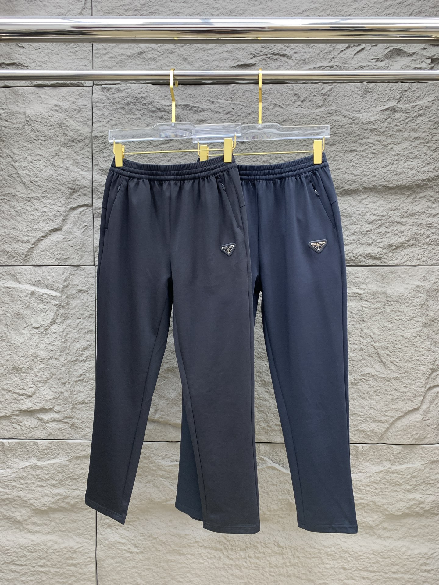 NO:476529,Prada Spring and Summer 25ss casual pants gold dial appears again, the original customized high-quality fashionable casual pants. Super versatile style. Exclusive custom fabric, quite wide and stylish, close and comfortable. The latest hardware and accessories of the original custom counter. Super beautiful style, the upper body makes the legs look slender, the inner and the line is impeccable. You can attend any occasion. Once again, the fabric is very, very classy! Code number L-4XL, prada,alexander wang19860909普拉达春夏25ss休闲裤金典再次出现,原单订制高品质时尚休闲裤.超级百搭款.独家定制面料,挺阔有型,贴身舒适.原版定制专柜最新五金辅料.超靓版型、上身显腿修长,內里,走线都无可挑剔,任何场合都可出席,再次强调面料非常非常显档次！码数 L-4XL,,prada,alexander wang,Men's clothing