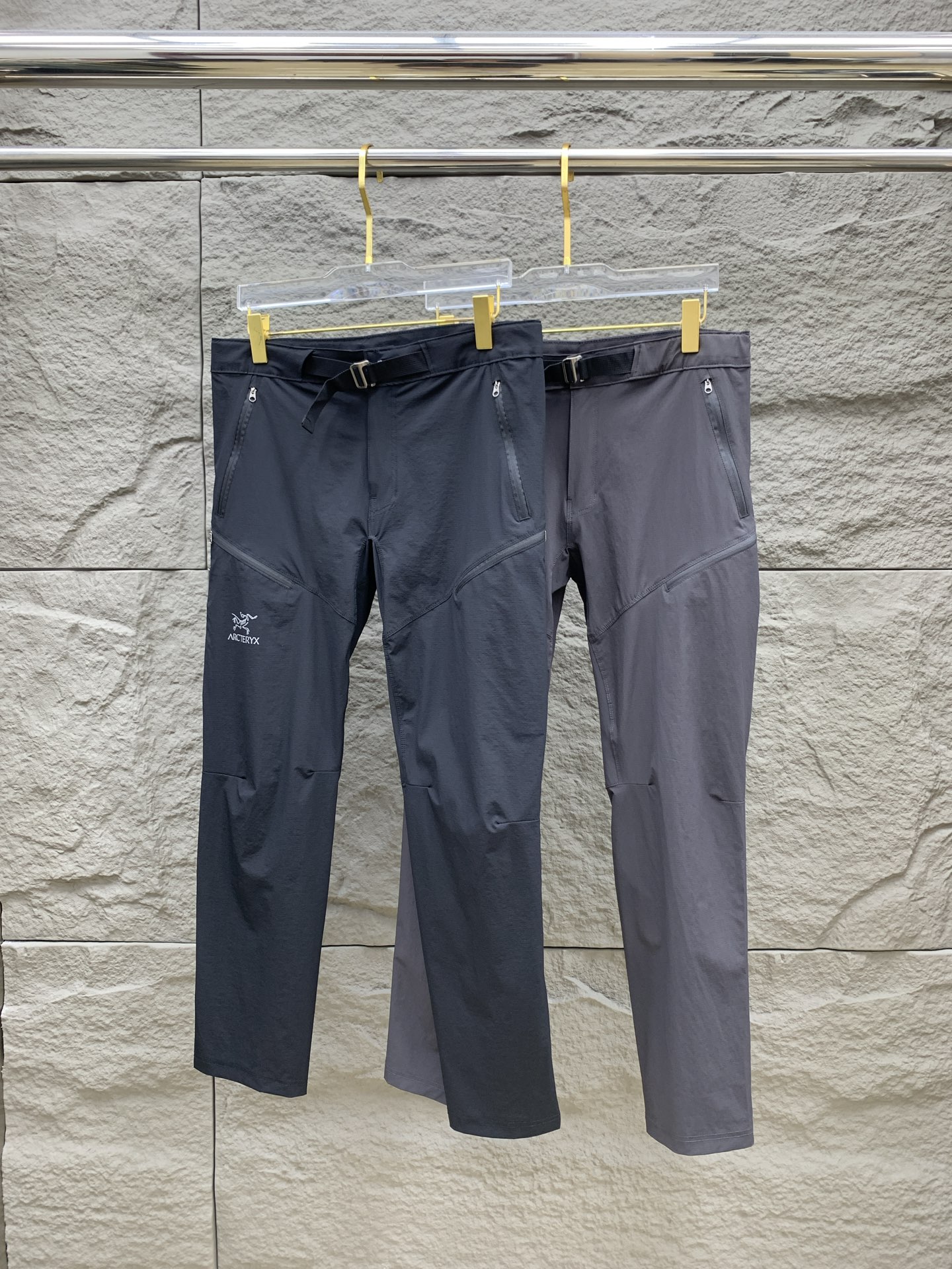 NO:476531,Archaeoptera bird spring and summer 25ss casual pants gold dial appears again, the original customized high-quality fashionable casual pants are super versatile. Exclusive custom fabric, quite wide and stylish, close and comfortable. The latest hardware and accessories of the original custom counter. Super beautiful style, the upper body makes the legs look slender, the inner and the line is impeccable. You can attend any occasion. Once again, the fabric is very, very classy! Code number M-3XL,arc'teryx,alexander wang19860909始祖鸟春夏25ss休闲裤金典再次出现,原单订制高品质时尚休闲裤.超级百搭款.独家定制面料,挺阔有型,贴身舒适.原版定制专柜最新五金辅料.超靓版型、上身显腿修长,內里,走线都无可挑剔,任何场合都可出席,再次强调面料非常非常显档次！码数 M-3XL,arc'teryx,alexander wang,Men's clothing