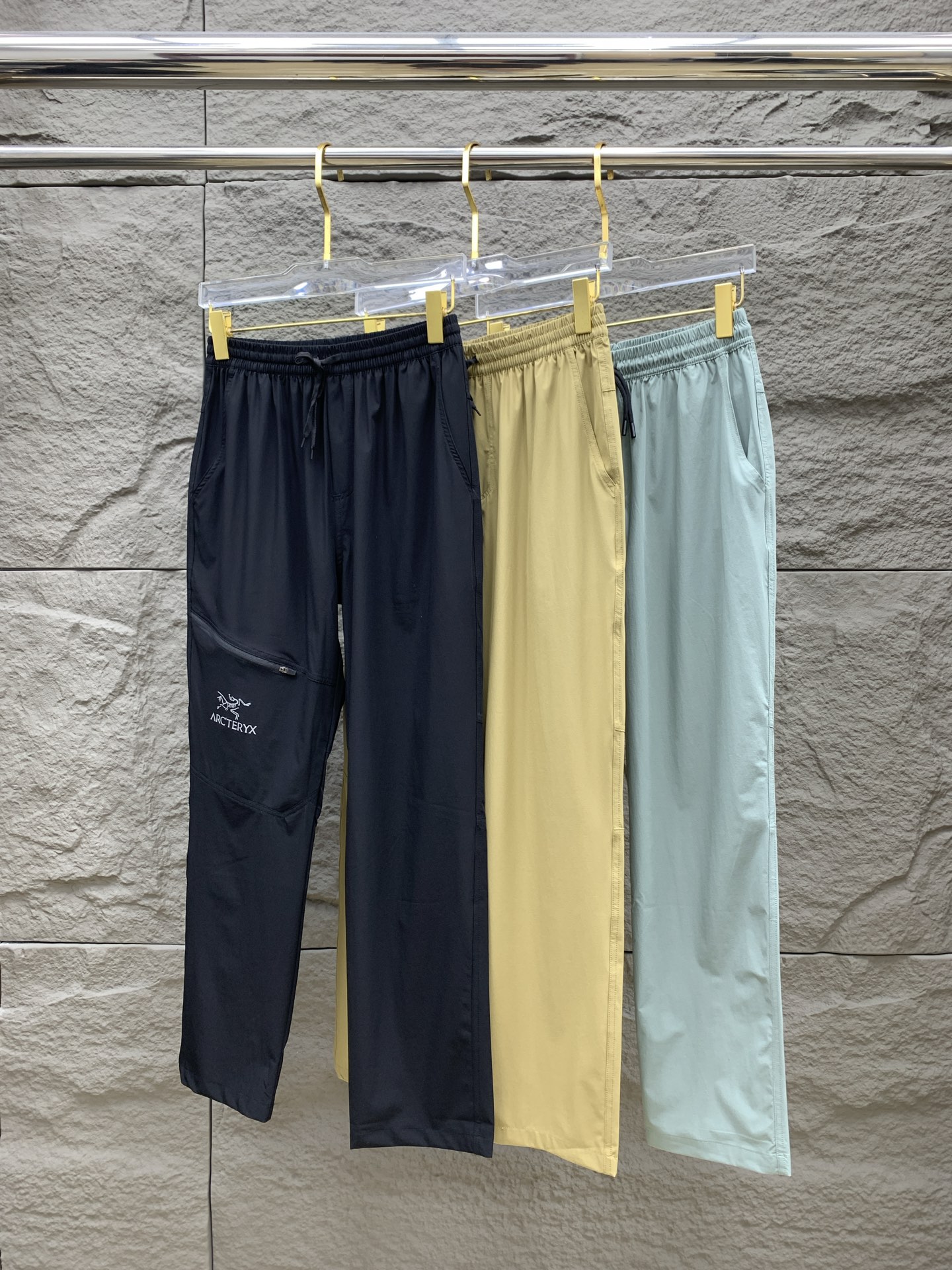 NO:476526,Archaeoptera bird spring and summer 25ss casual pants gold dial appears again, the original customized high-quality fashionable casual pants are super versatile. Exclusive custom fabric, quite wide and stylish, close and comfortable. The latest hardware and accessories of the original custom counter. Super beautiful style, the upper body makes the legs look slender, the inner and the line is impeccable. You can attend any occasion. Once again, the fabric is very, very classy! Code number M-4XL,arc'teryx,alexander wang19860909始祖鸟春夏25ss休闲裤金典再次出现,原单订制高品质时尚休闲裤.超级百搭款.独家定制面料,挺阔有型,贴身舒适.原版定制专柜最新五金辅料.超靓版型、上身显腿修长,內里,走线都无可挑剔,任何场合都可出席,再次强调面料非常非常显档次！码数 M-4XL,arc'teryx,alexander wang,Men's clothing