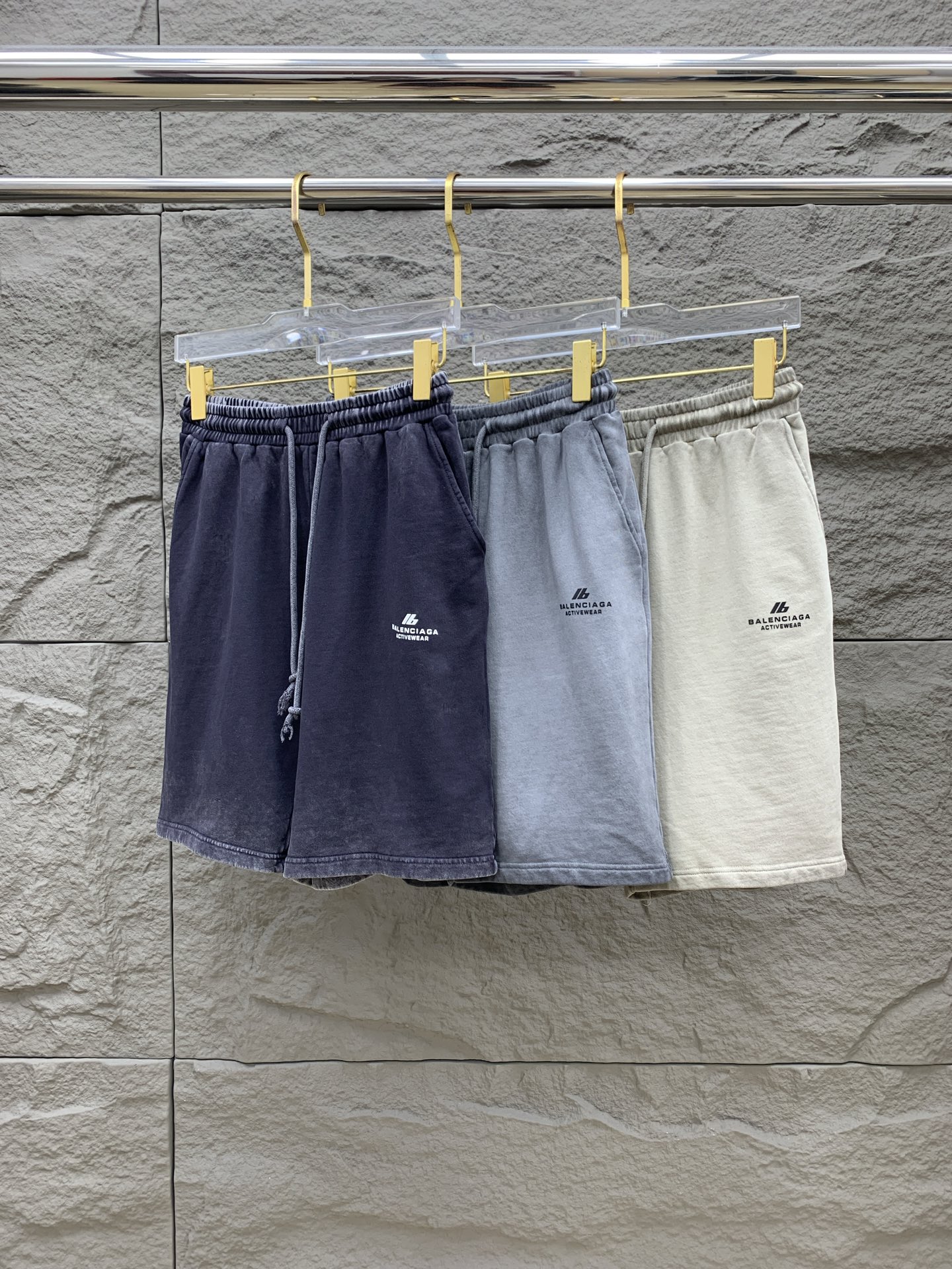 NO:476535,Balenciaga has complete three standards. 2025 summer new men's casual shorts, high-end custom fabric breathable fabric, extremely breathable, elastic and comfortable, impeccable details, top-level auxiliary materials, original logo design concept, delicate and soft feel!  The upper body style is excellent!  Size S-2XL, balenciaga, shorts, alexander wang19860909巴黎世家三标齐全 2025夏季新款男士休闲短裤,高级定制面料透气面料 透气弹力舒适度极高,细节无可挑剔,顶级辅料配备,原版logo设计理念,手感细腻柔软！上身版型超赞！尺码S-2XL,,balenciaga,shorts,alexander wang,Men's clothing