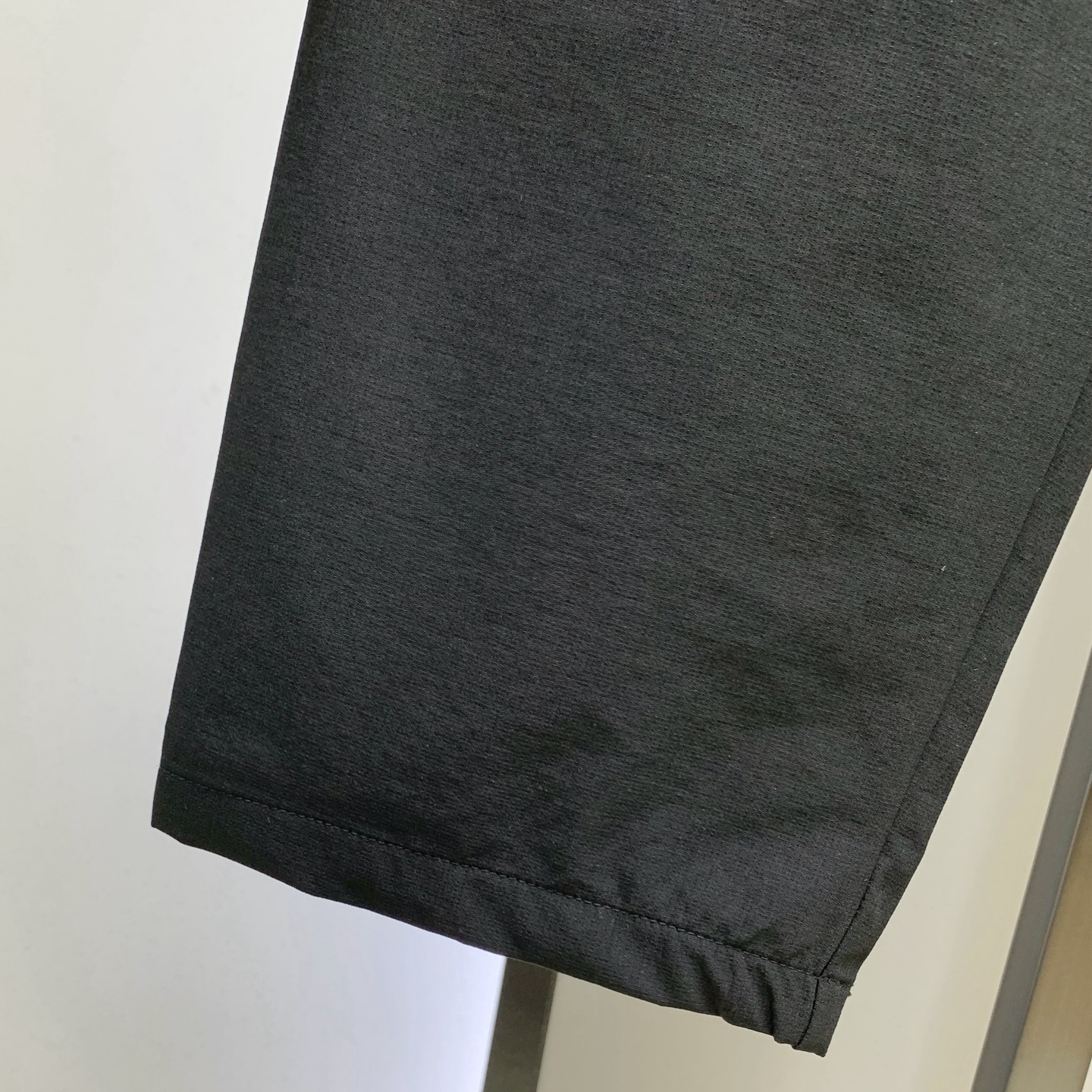 P普拉达春夏25ss休闲裤金典再次出现，原单订制高品质时尚休闲裤。超级百搭款。独家定制面料，挺阔有型，贴