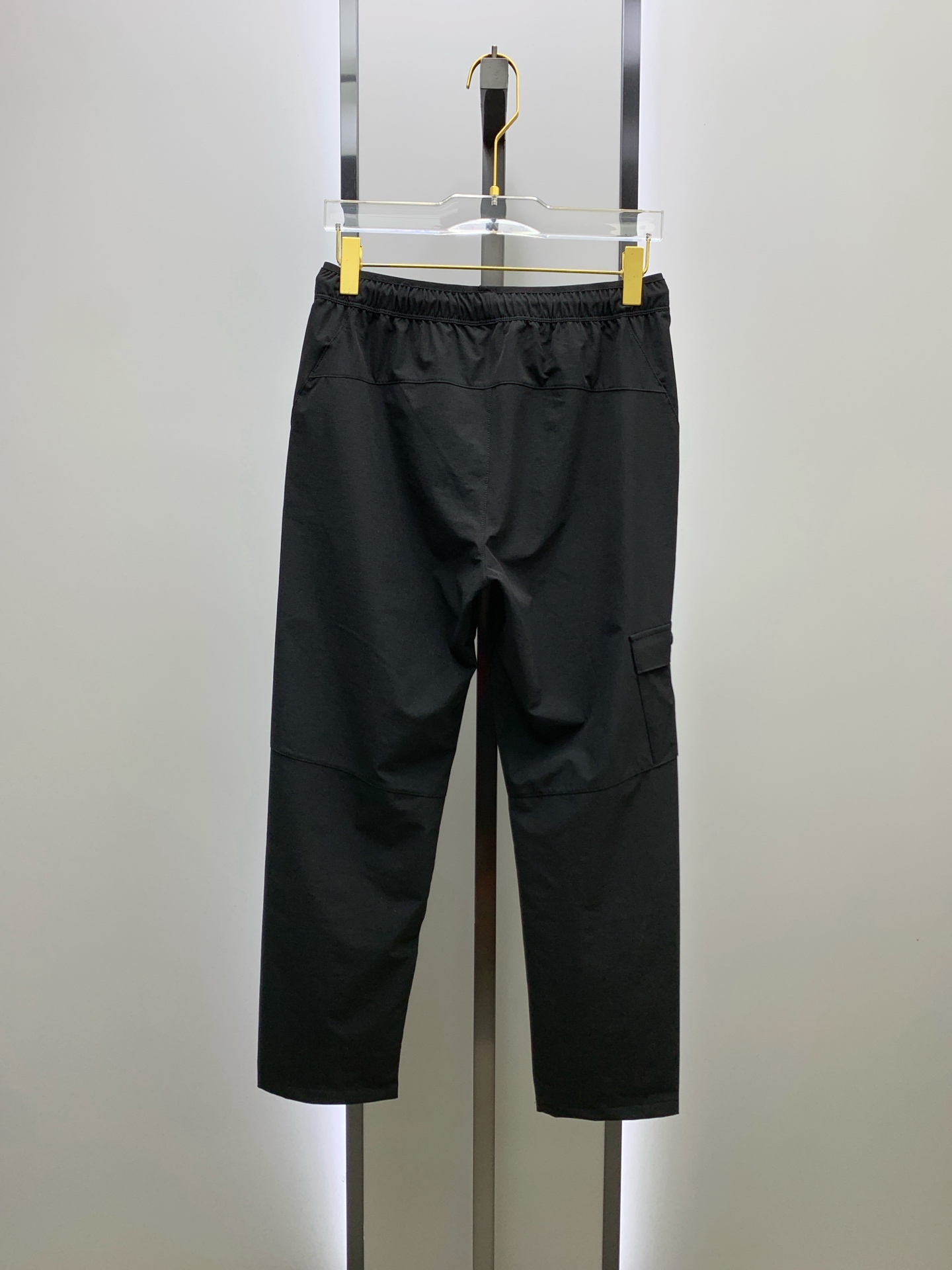 P普拉达春夏25ss休闲裤金典再次出现，原单订制高品质时尚休闲裤。超级百搭款。独家定制面料，挺阔有型，贴