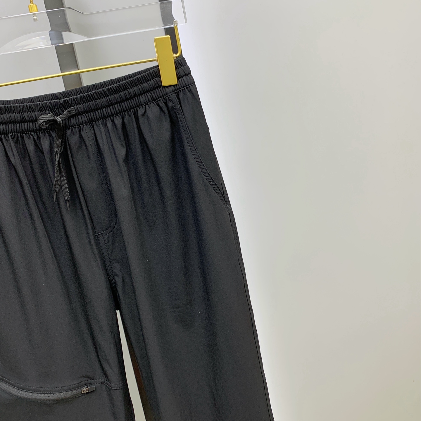 P始祖鸟春夏25ss休闲裤金典再次出现，原单订制高品质时尚休闲裤。超级百搭款。独家定制面料，挺阔有型，贴