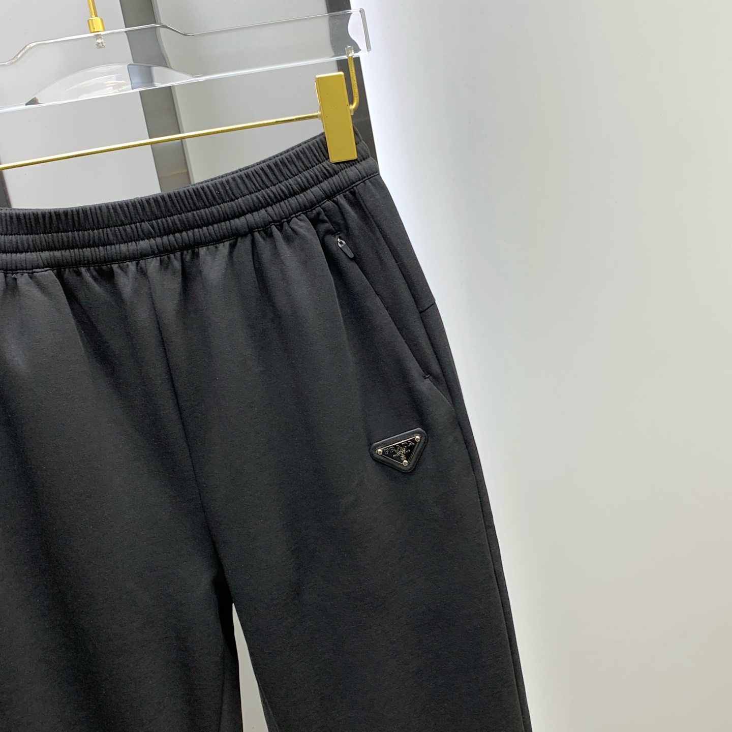 P普拉达春夏25ss休闲裤金典再次出现，原单订制高品质时尚休闲裤。超级百搭款。独家定制面料，挺阔有型，贴