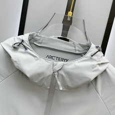 P【新品】始祖鸟渠道精品.2025ss春夏新款运动服夹克防晒服外套!防晒衣经典之余增添了与时俱进的时尚感 P【新品】始祖鸟渠道精品.2025ss春夏新款运动服夹克防晒服外套!防晒衣经典之余增添了与时俱进的时尚感