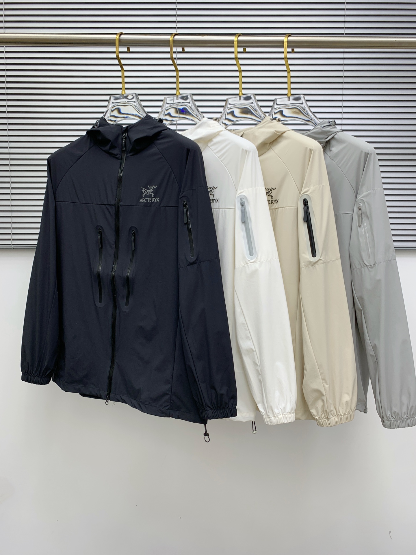 NO:457355,[New Product] Archaeopteryx channel quality. 2025ss Spring and Summer New Sportswear Jacket Sunscreen Jacket!  The sunscreen clothes are classic and add a sense of fashion that keeps pace with the times, and the best choice for handsome men and beautiful women. The new lightweight silk fiber nylon fabric is light and breathable, and the quilting and weaving technology creates the unique thin strip structural details of the fabric, which is delicate and exquisite. It effectively prevents ultraviolet radiation, is excellent in breathability, and is comfortable and skin-friendly. The zipper opening and closing placket and the standing collar design adds a sense of value. The chest logo print highlights the brand's characteristics. The elastic and close details of the cuffs and hem are neat and detailed to add a new and avant-garde fashion sense. Bal*nci*ga  Tracksui's new high-end series creates the best sports and leisure system and the most convenient and comfortable feeling. It is made of polyester fiber fabric, perfect light nylon style. It is different from the general rough nylon texture, with smooth and delicate texture, light and comfortable. The aesthetic division and cutting process of both inside and outside always maintains a perfect sports and fashionable versatile shape. Pay more attention to sports design and versatile items! The logo design has a flawless craft mechanism, thick and full, soft and three-dimensional and not stiff, showing a low-key fashionable sports style. Code M-4XL, arc'teryx, jackets & coats, jackets & coats, alexander wang19860909【新品】始祖鸟渠道精品.2025ss春夏新款运动服夹克防晒服外套！防晒衣经典之余增添了与时俱进的时尚感,型男靓女的最佳选择.新型轻量绢丝纤维尼龙面料,轻盈透气,绗缝密织技术造就面料的独有细条状结构细节,细腻精致.有效防止紫外线辐射,透气性绝佳,舒畅亲肤.拉链开合门襟,立领设计平添价值感取向.胸口标识印花彰显品牌特色.袖口,下摆弹力收口细节工整细致增添新锐前卫时尚感.Bal*nci*ga Tracksui全新高端系列作品,缔造最为出色的运动休闲体系,最为便捷舒适的感受.客供聚酯纤维面料打造,完美的轻质尼龙款.区别于一般的粗质尼龙质,手感质感顺滑细腻,轻盈舒适.内外兼具的美感分割裁剪工艺,时刻保持完美的运动时尚百搭造型.更加的注重运动化设计百搭单品!标识徽标设计拥有完美无瑕的工艺机制,厚实饱满,柔软立体不生硬,彰显低调的时尚运动风格.码数M-4XL,arc'teryx,jackets & coats,jackets & coats,alexander wang,Men's clothing