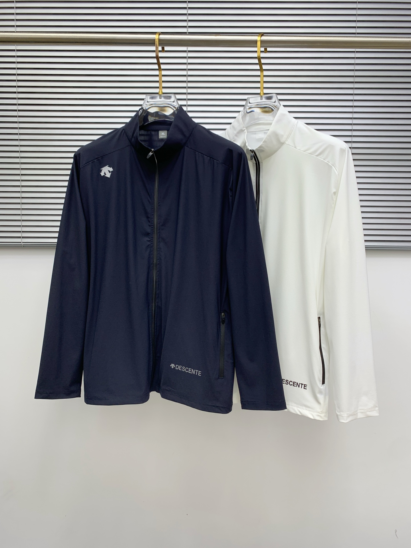 NO:457360,[New Product] DiSant Channel Boutique. 2025ss Spring and Summer New Sportswear Jacket Sunscreen Jacket!  The sunscreen clothes are classic and add a sense of fashion that keeps pace with the times, and the best choice for handsome men and beautiful women. The new lightweight silk fiber nylon fabric is light and breathable, and the quilting and weaving technology creates the unique thin strip structural details of the fabric, which is delicate and exquisite. It effectively prevents ultraviolet radiation, is excellent in breathability, and is comfortable and skin-friendly. The zipper opening and closing placket and the standing collar design adds a sense of value. The chest logo print highlights the brand's characteristics. The elastic and close details of the cuffs and hem are neat and detailed to add a new and avant-garde fashion sense. Bal*nci*ga  Tracksui's new high-end series creates the best sports and leisure system and the most convenient and comfortable feeling. It is made of polyester fiber fabric, perfect light nylon style. It is different from the general rough nylon texture, with smooth and delicate texture, light and comfortable. The aesthetic division and cutting process of both inside and outside always maintains a perfect sports and fashionable versatile shape. Pay more attention to sports design and versatile items! The logo design has a flawless craft mechanism, thick and full, soft and three-dimensional and not stiff, showing a low-key fashionable sports style. Code number M-3XL,, jackets & coats, jackets & coats, alexander wang19860909【新品】迪桑特渠道精品.2025ss春夏新款运动服夹克防晒服外套！防晒衣经典之余增添了与时俱进的时尚感,型男靓女的最佳选择.新型轻量绢丝纤维尼龙面料,轻盈透气,绗缝密织技术造就面料的独有细条状结构细节,细腻精致.有效防止紫外线辐射,透气性绝佳,舒畅亲肤.拉链开合门襟,立领设计平添价值感取向.胸口标识印花彰显品牌特色.袖口,下摆弹力收口细节工整细致增添新锐前卫时尚感.Bal*nci*ga Tracksui全新高端系列作品,缔造最为出色的运动休闲体系,最为便捷舒适的感受.客供聚酯纤维面料打造,完美的轻质尼龙款.区别于一般的粗质尼龙质,手感质感顺滑细腻,轻盈舒适.内外兼具的美感分割裁剪工艺,时刻保持完美的运动时尚百搭造型.更加的注重运动化设计百搭单品!标识徽标设计拥有完美无瑕的工艺机制,厚实饱满,柔软立体不生硬,彰显低调的时尚运动风格.码数M-3XL,,jackets & coats,jackets & coats,alexander wang,Men's clothing