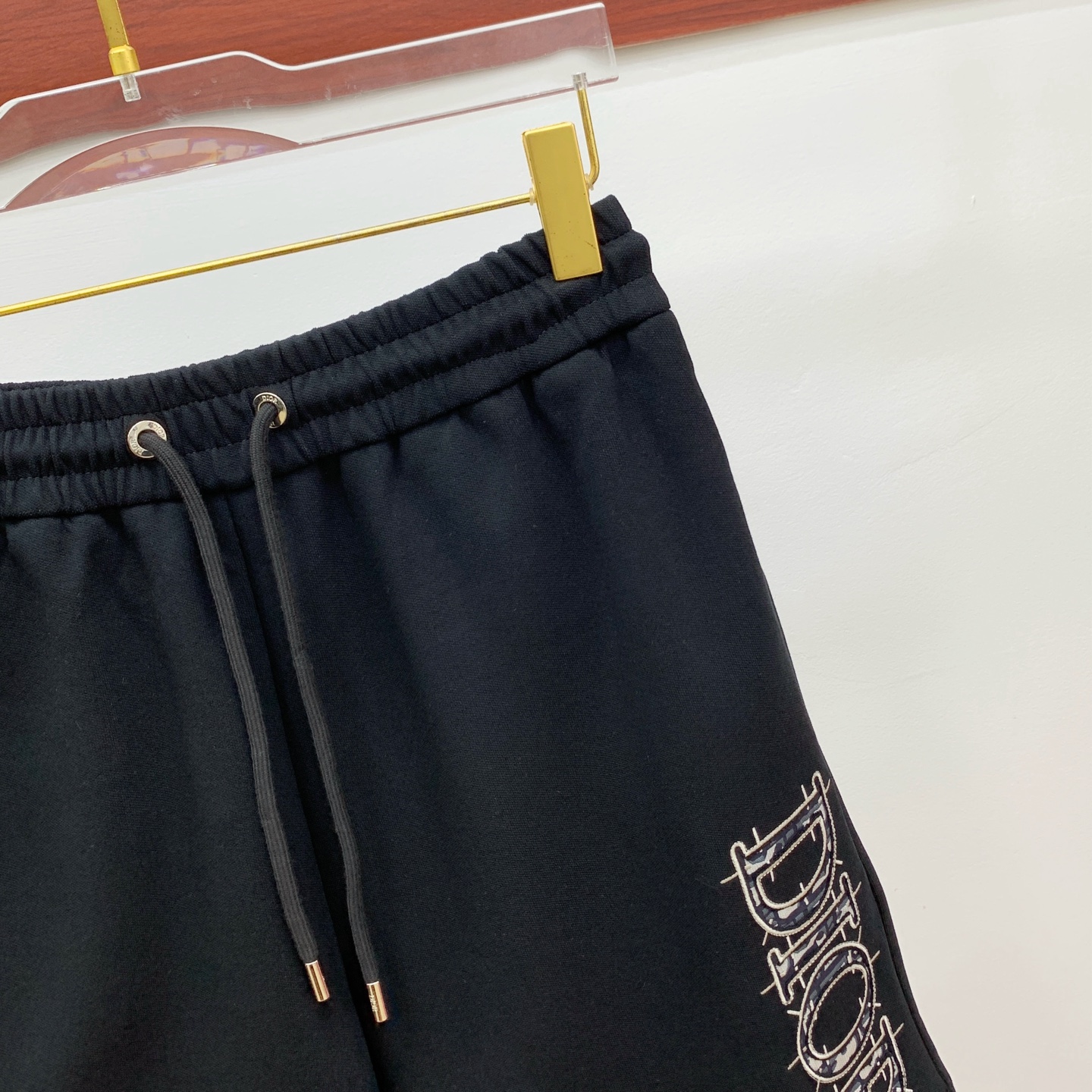 P迪奥2025春夏新款休闲短裤！官网同步发售。定制品牌经典LOGO，定制面料，舒适度极好，手触感强烈。辨