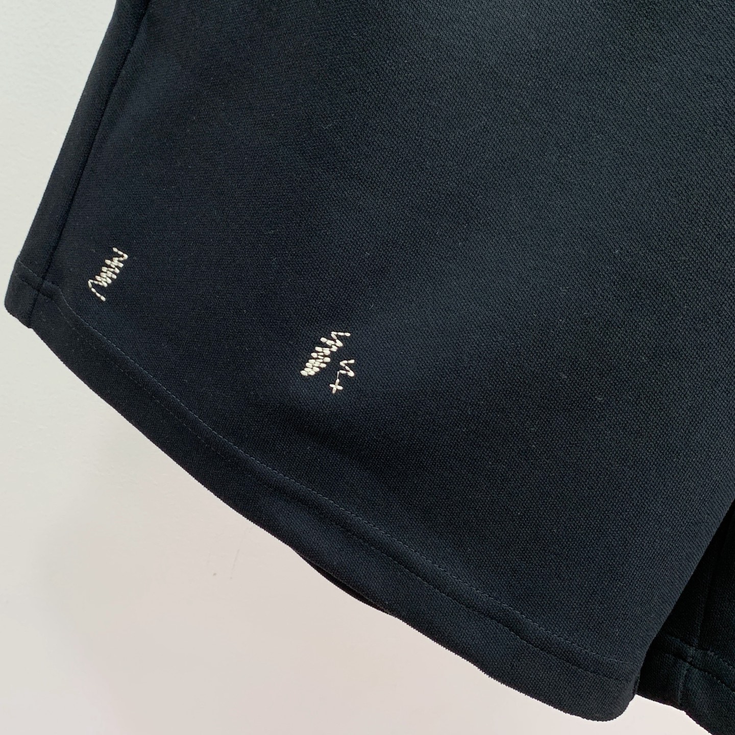P迪奥2025春夏新款休闲短裤！官网同步发售。定制品牌经典LOGO，定制面料，舒适度极好，手触感强烈。辨