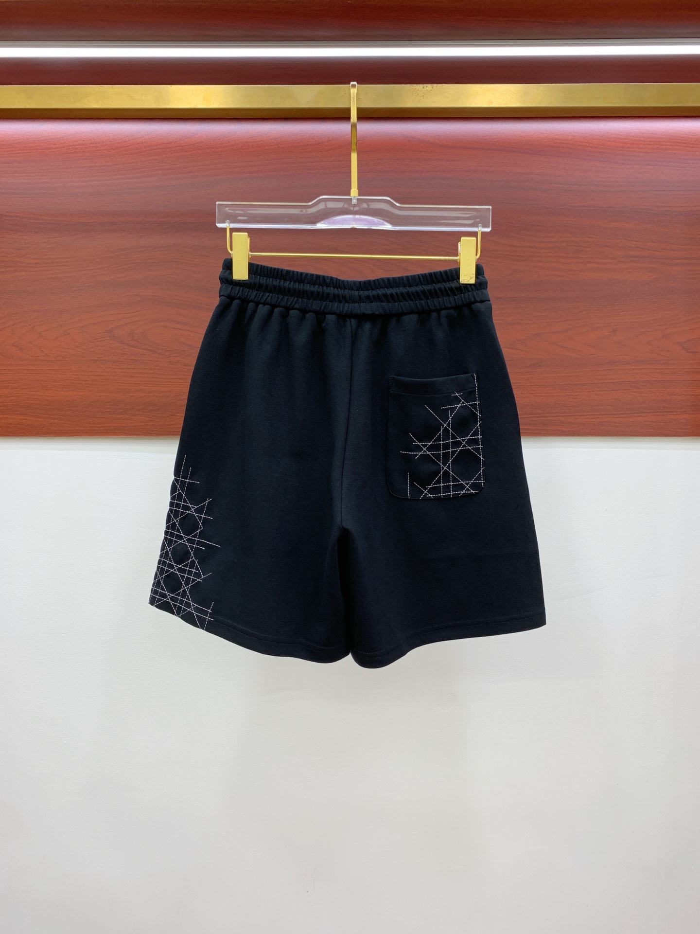 P迪奥2025春夏新款休闲短裤！官网同步发售。定制品牌经典LOGO，定制面料，舒适度极好，手触感强烈。辨