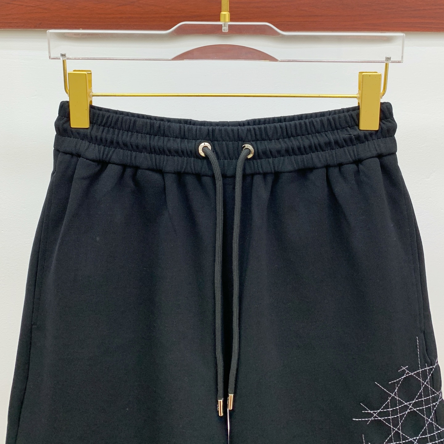 P迪奥2025春夏新款休闲短裤！官网同步发售。定制品牌经典LOGO，定制面料，舒适度极好，手触感强烈。辨