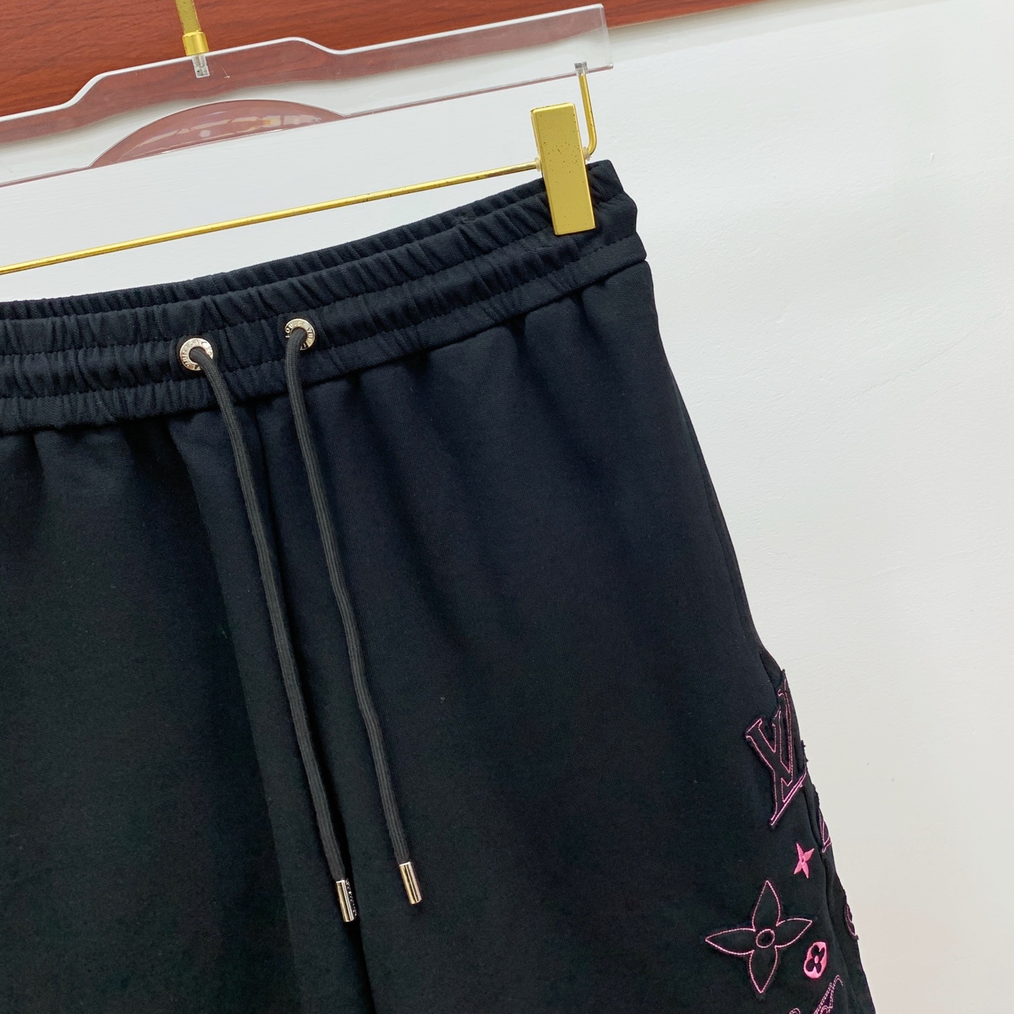 PLv2025春夏新款休闲短裤！官网同步发售。定制品牌经典LOGO，定制面料，舒适度极好，手触感强烈。辨