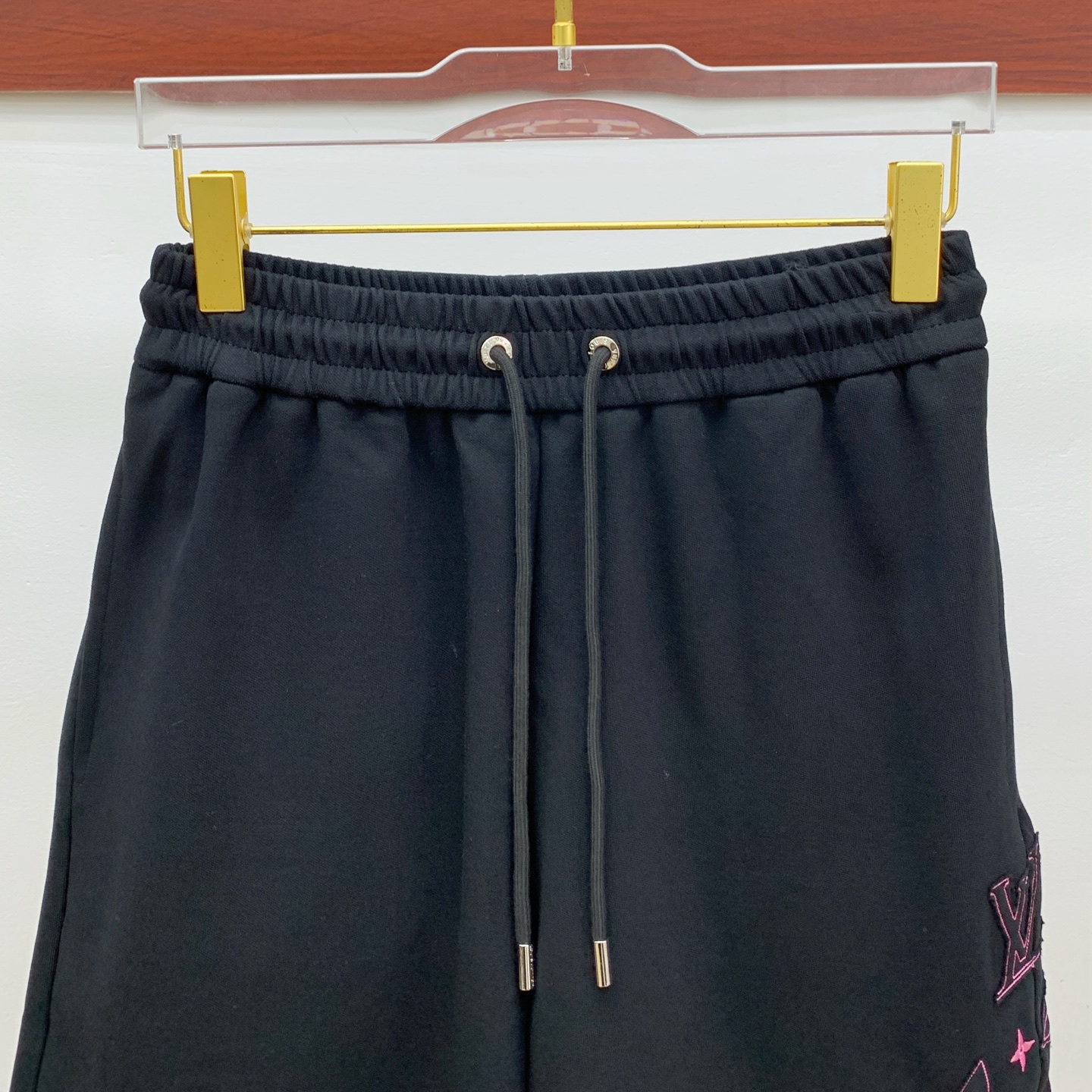 PLv2025春夏新款休闲短裤！官网同步发售。定制品牌经典LOGO，定制面料，舒适度极好，手触感强烈。辨