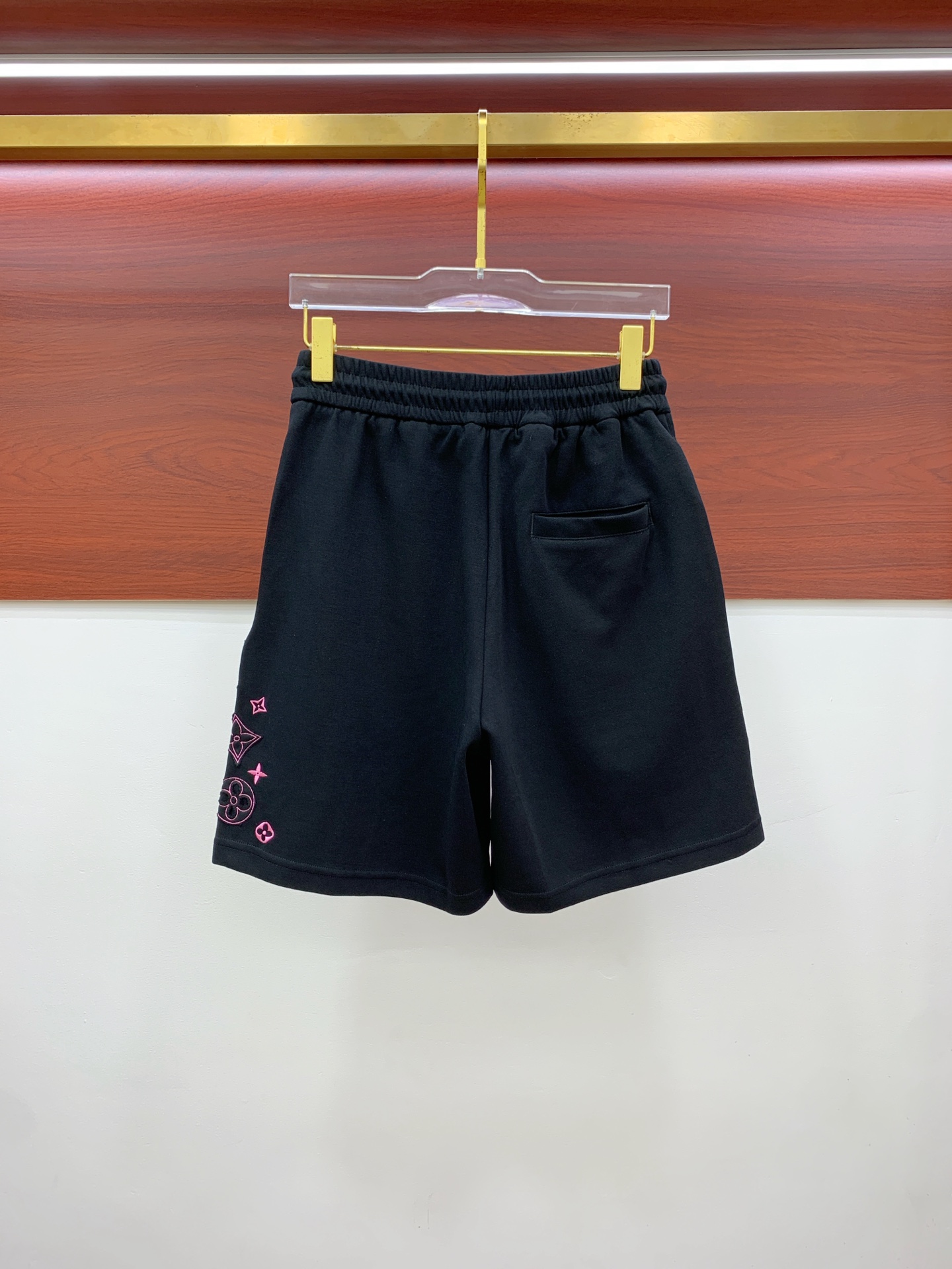 PLv2025春夏新款休闲短裤！官网同步发售。定制品牌经典LOGO，定制面料，舒适度极好，手触感强烈。辨
