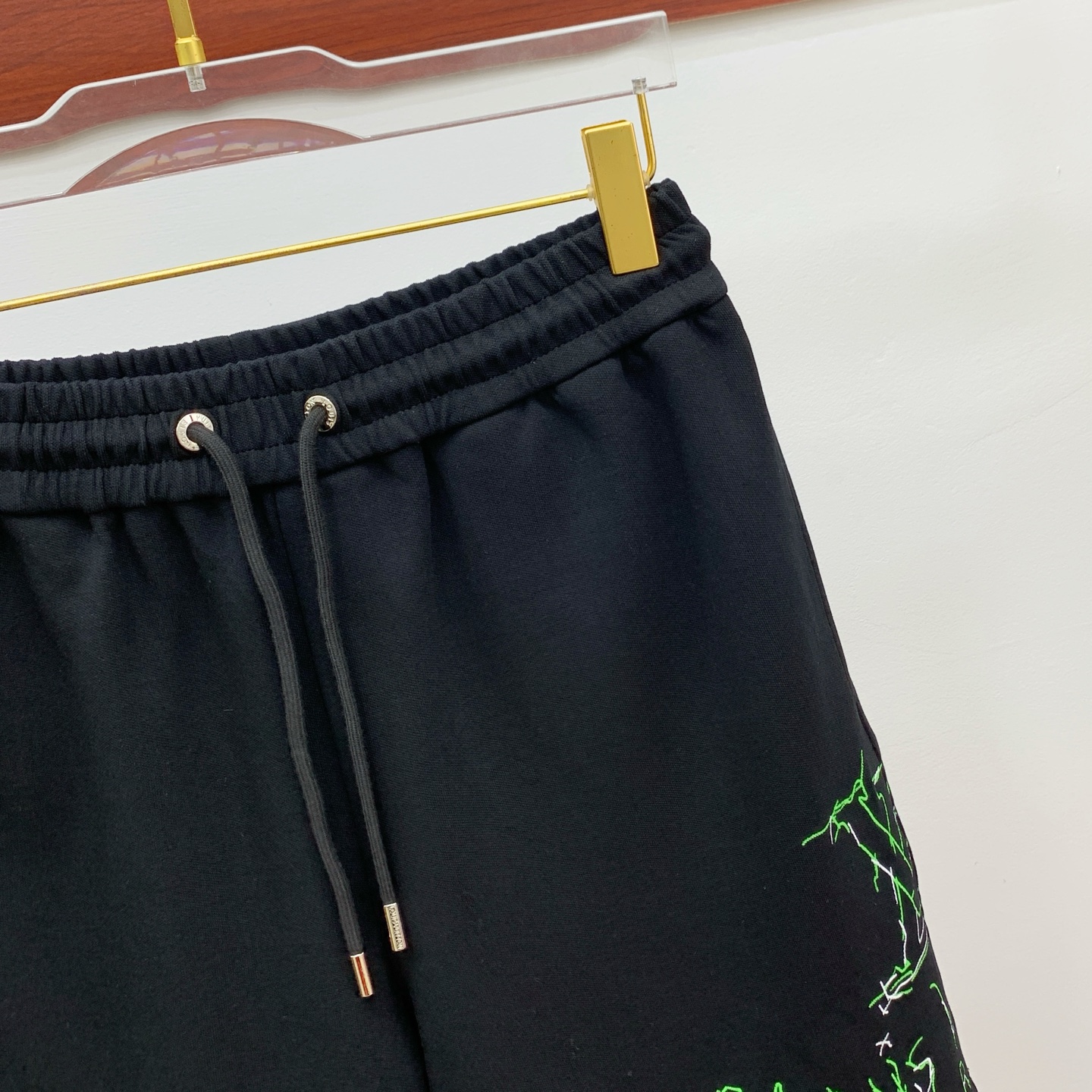 PLv2025春夏新款休闲短裤！官网同步发售。定制品牌经典LOGO，定制面料，舒适度极好，手触感强烈。辨