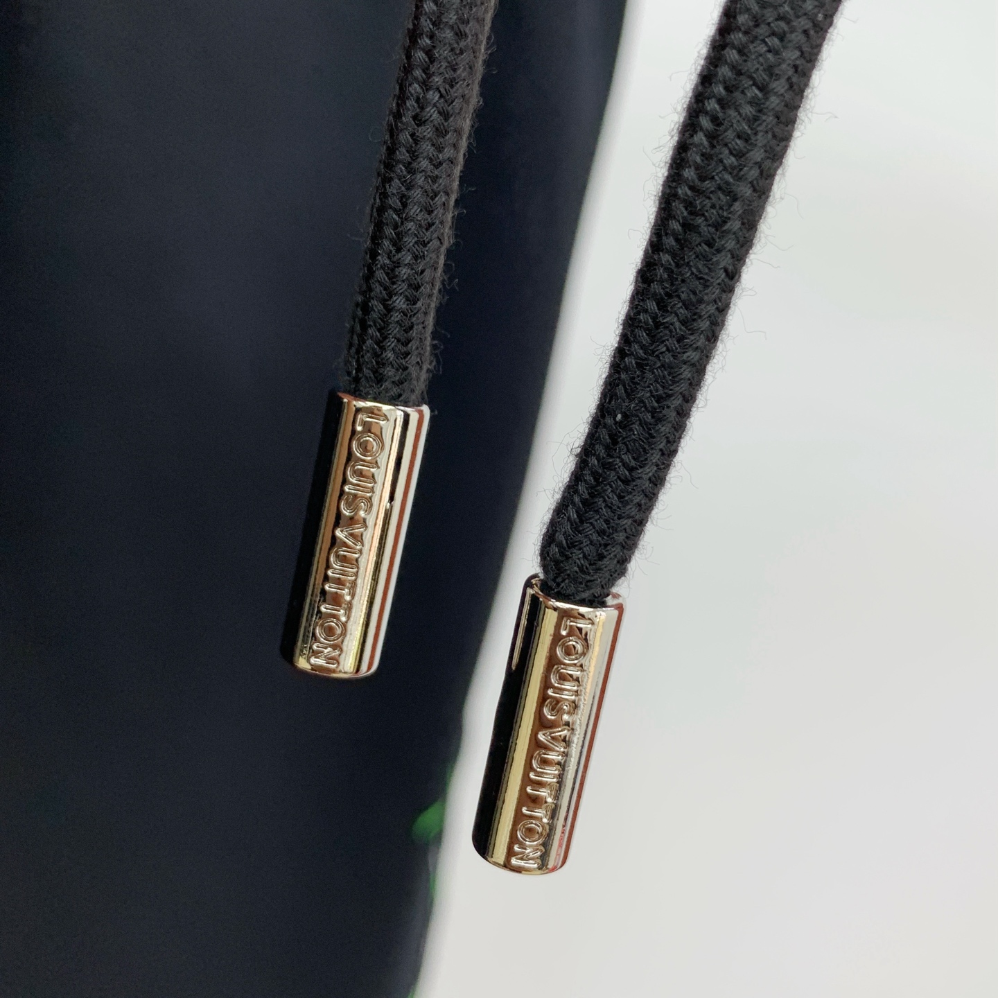 PLv2025春夏新款休闲短裤！官网同步发售。定制品牌经典LOGO，定制面料，舒适度极好，手触感强烈。辨