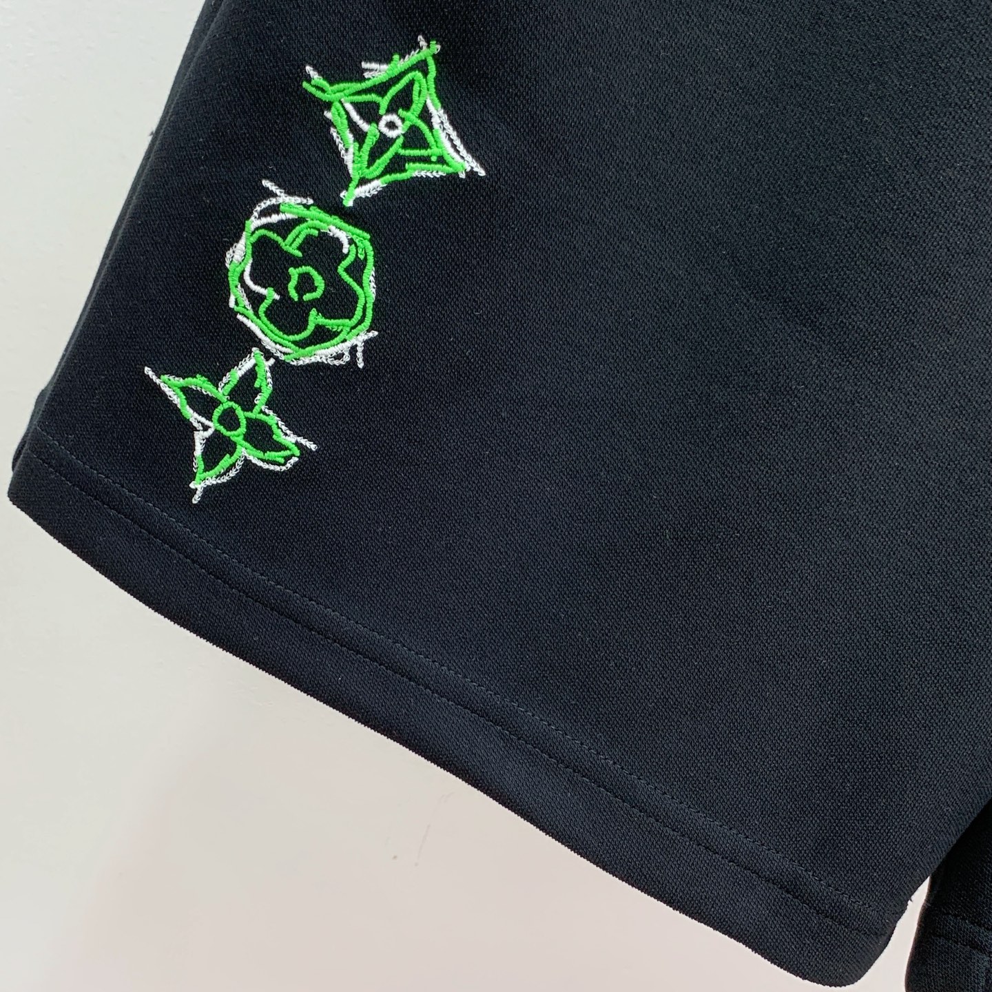 PLv2025春夏新款休闲短裤！官网同步发售。定制品牌经典LOGO，定制面料，舒适度极好，手触感强烈。辨
