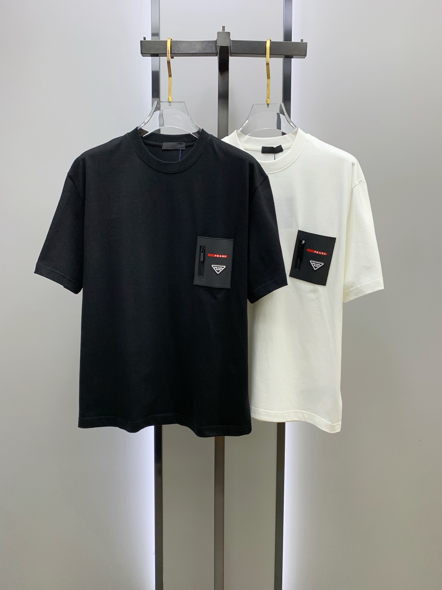 NO:453389,Ss Prada pure cotton latest fabric classic logo pattern logo fashionable simple trendy short sleeves, top quality counter original single short sleeves, top production craft imported fabrics, unique design of counter style, using imported high-end customized fabrics. The official website is on sale!  Excellent fabric pattern, size..Black and white M-3Xl,,prada,T-shirt,alexander wang19860909ss普拉达纯棉最新面料经典标识图案logo时尚简约潮流短袖,最顶级的品质专柜原单短袖,顶级制作工艺进口面料,专柜款独特设计,采用进口高端订制面料.官网在售！面料版型超赞 码数..黑白色 M-3Xl,,prada,T-shirt,alexander wang,Men's clothing