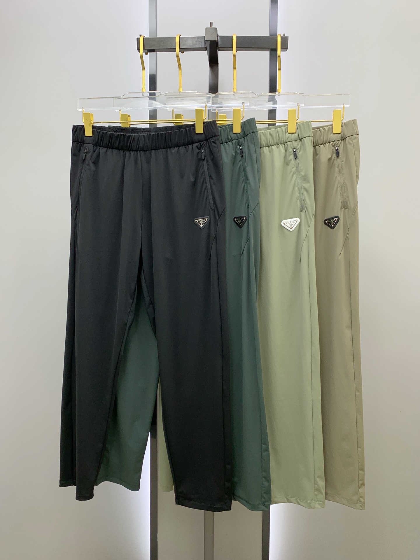 NO:453392,Prada Spring and Summer 25ss casual pants gold dial appears again, the original customized high-quality fashionable casual pants. Super versatile style. Exclusive custom fabric, quite wide and stylish, close and comfortable. The latest hardware and accessories of the original custom counter. Super beautiful style, the upper body makes the legs look slender, the inner and the line is impeccable. You can attend any occasion. Once again, the fabric is very, very classy! Code number M-4XL, prada,alexander wang19860909普拉达春夏25ss休闲裤金典再次出现,原单订制高品质时尚休闲裤.超级百搭款.独家定制面料,挺阔有型,贴身舒适.原版定制专柜最新五金辅料.超靓版型、上身显腿修长,內里,走线都无可挑剔,任何场合都可出席,再次强调面料非常非常显档次！码数 M-4XL,,prada,alexander wang,Men's clothing