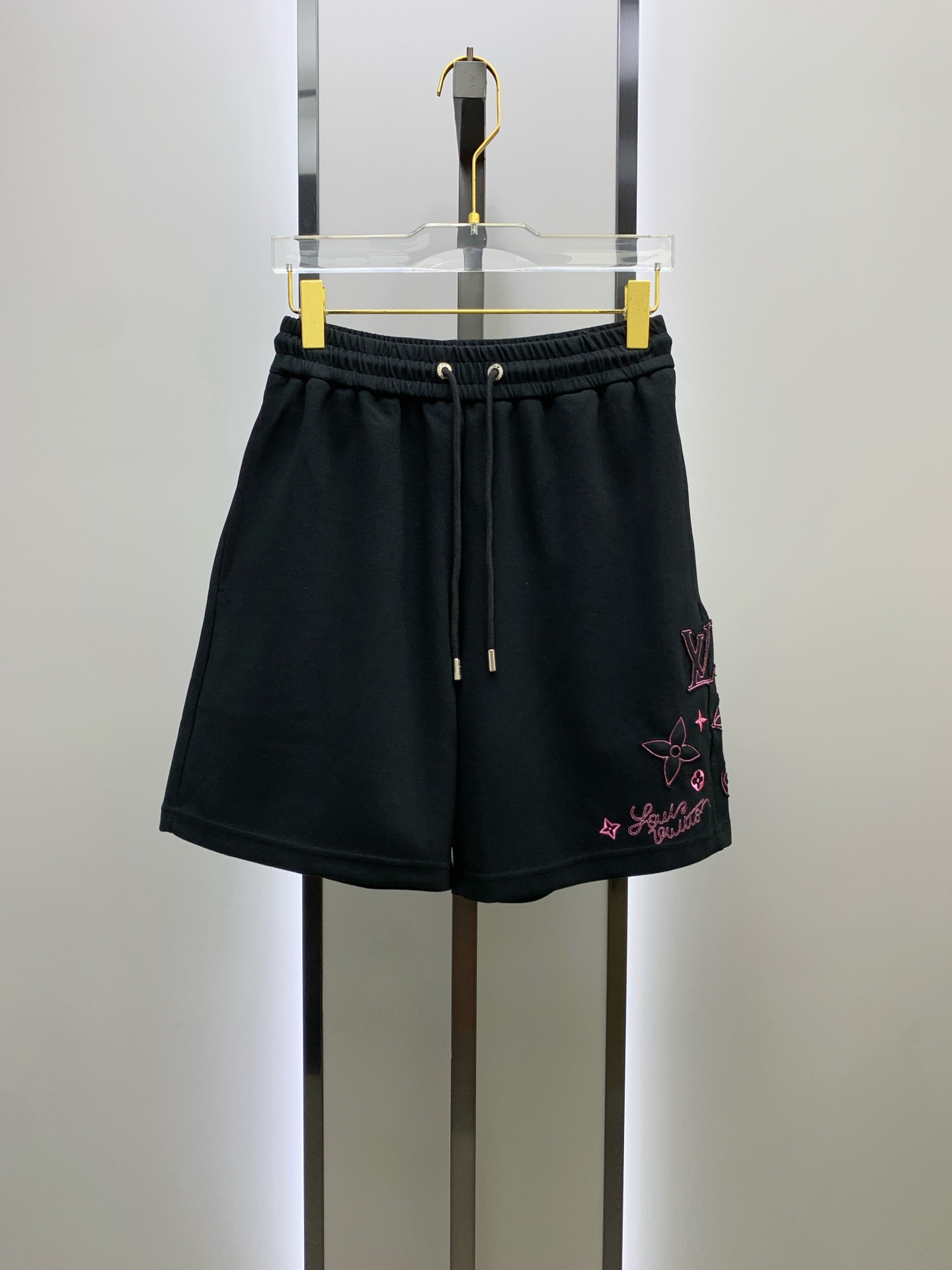 NO:453417,LV2025 spring and summer new casual shorts!  The official website is released simultaneously. Customized brand classic logo, customized fabric, excellent comfort, strong hand touch. Extremely recognizable, perfect quality craftsmanship. Size M-2XL,,louis vuitton, shorts, alexander wang19860909LV2025春夏新款休闲短裤！官网同步发售.定制品牌经典LOGO,定制面料,舒适度极好,手触感强烈.辨识度极高,完美品相工艺. 尺码M-2XL,,louis vuitton,shorts,alexander wang,Men's clothing