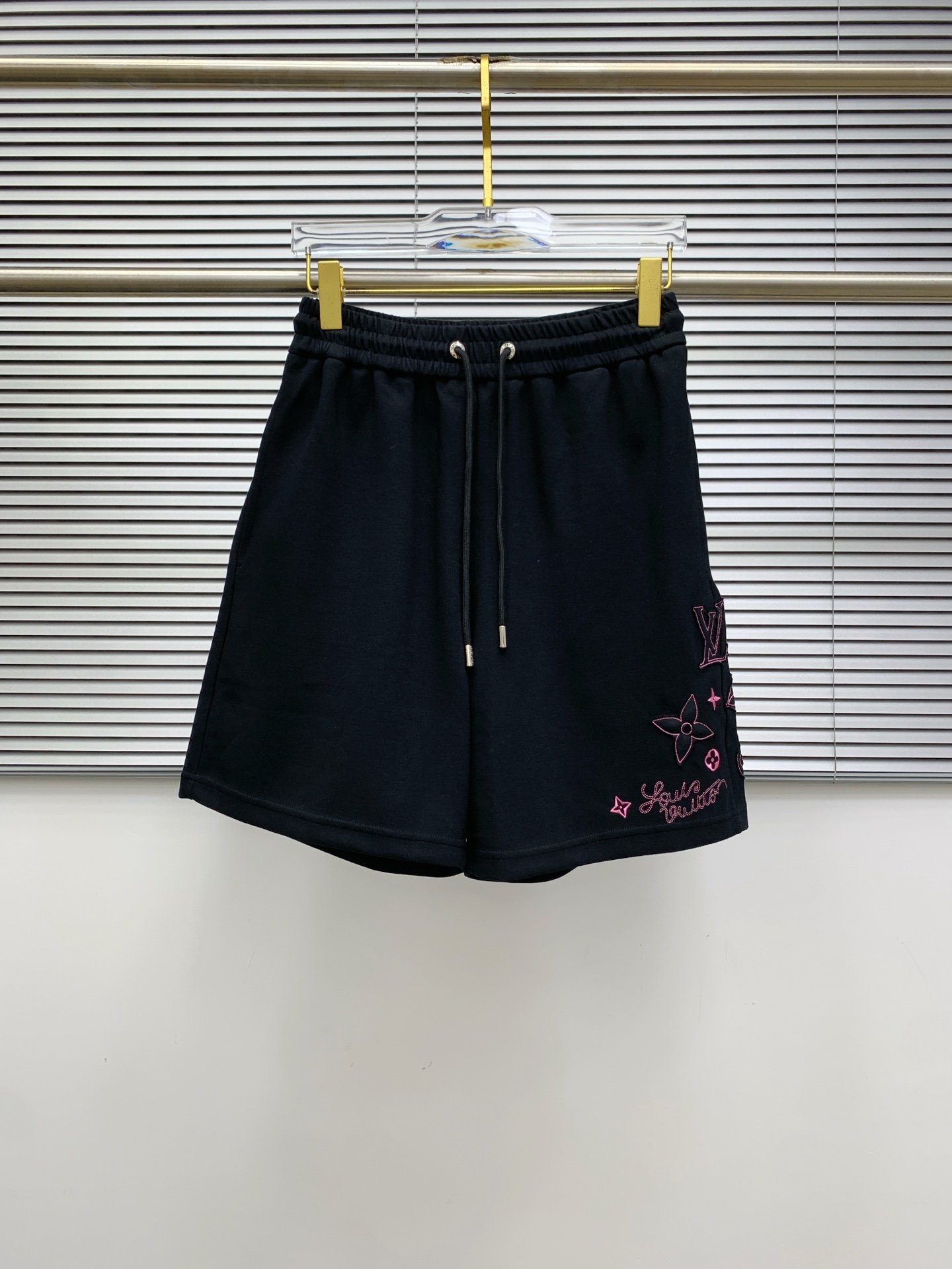 NO:504896,New casual shorts in LV spring and summer!  The official website is released simultaneously. Customized brand classic logo, customized fabric, excellent comfort, strong hand touch. Extremely recognizable, perfect quality craftsmanship. Size M-2XL,,louis vuitton, shorts, alexander wang19860909LV春夏新款休闲短裤！官网同步发售.定制品牌经典LOGO,定制面料,舒适度极好,手触感强烈.辨识度极高,完美品相工艺. 尺码M-2XL,,louis vuitton,shorts,alexander wang,Men's clothing