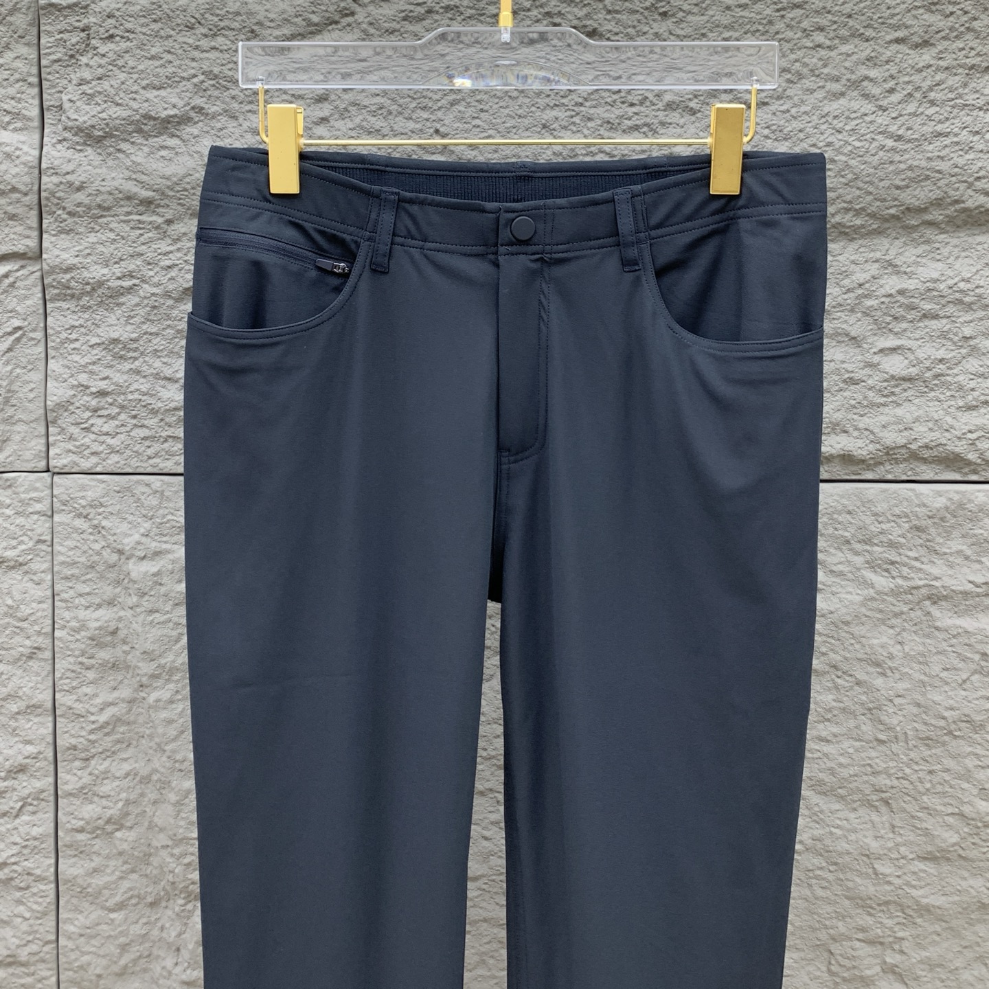 P普拉达春夏25ss休闲裤金典再次出现，原单订制高品质时尚休闲裤。超级百搭款。独家定制面料，挺阔有型，贴