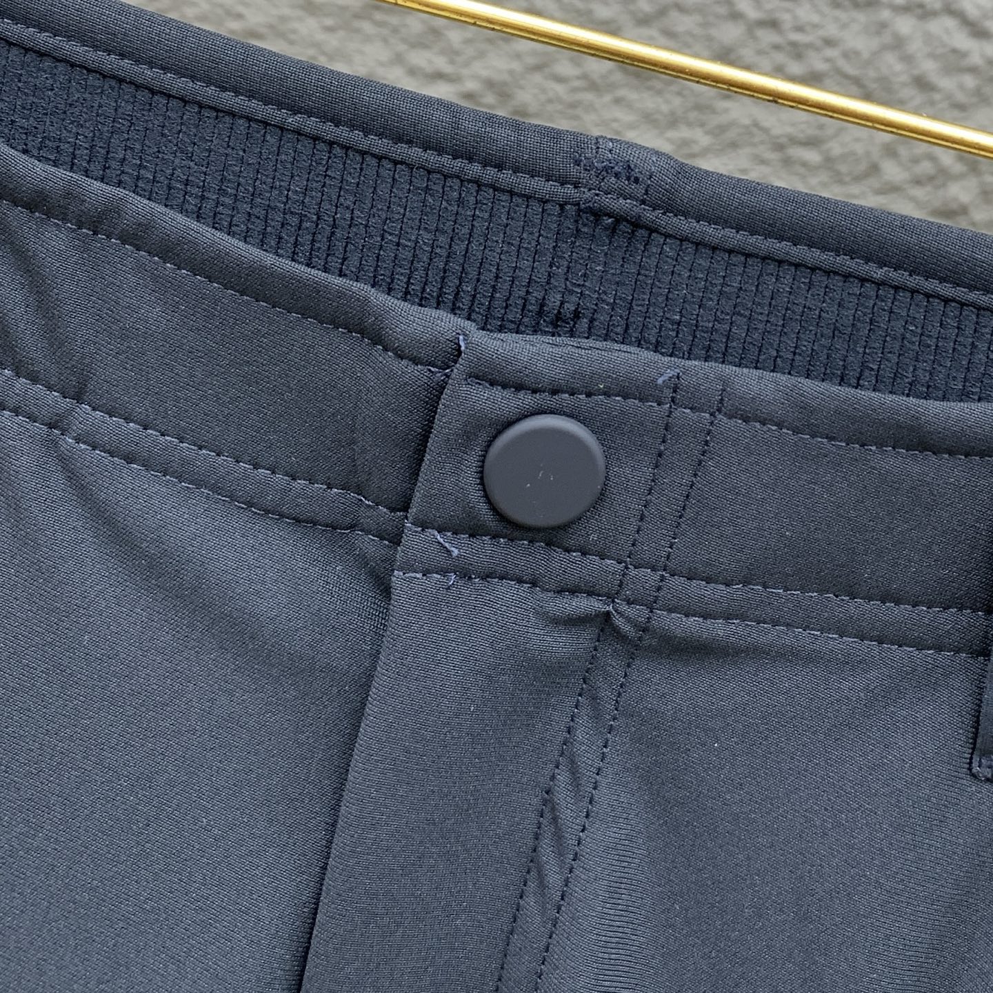 P普拉达春夏25ss休闲裤金典再次出现，原单订制高品质时尚休闲裤。超级百搭款。独家定制面料，挺阔有型，贴