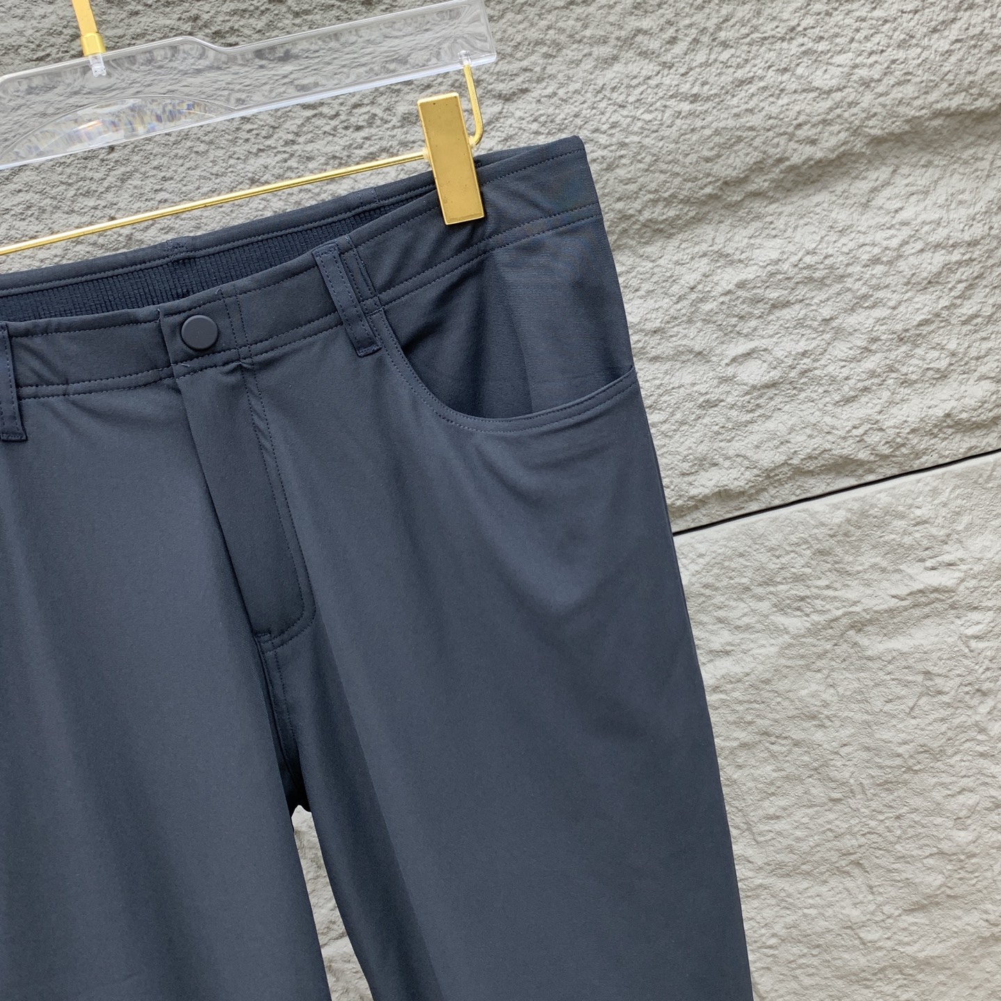 P普拉达春夏25ss休闲裤金典再次出现，原单订制高品质时尚休闲裤。超级百搭款。独家定制面料，挺阔有型，贴