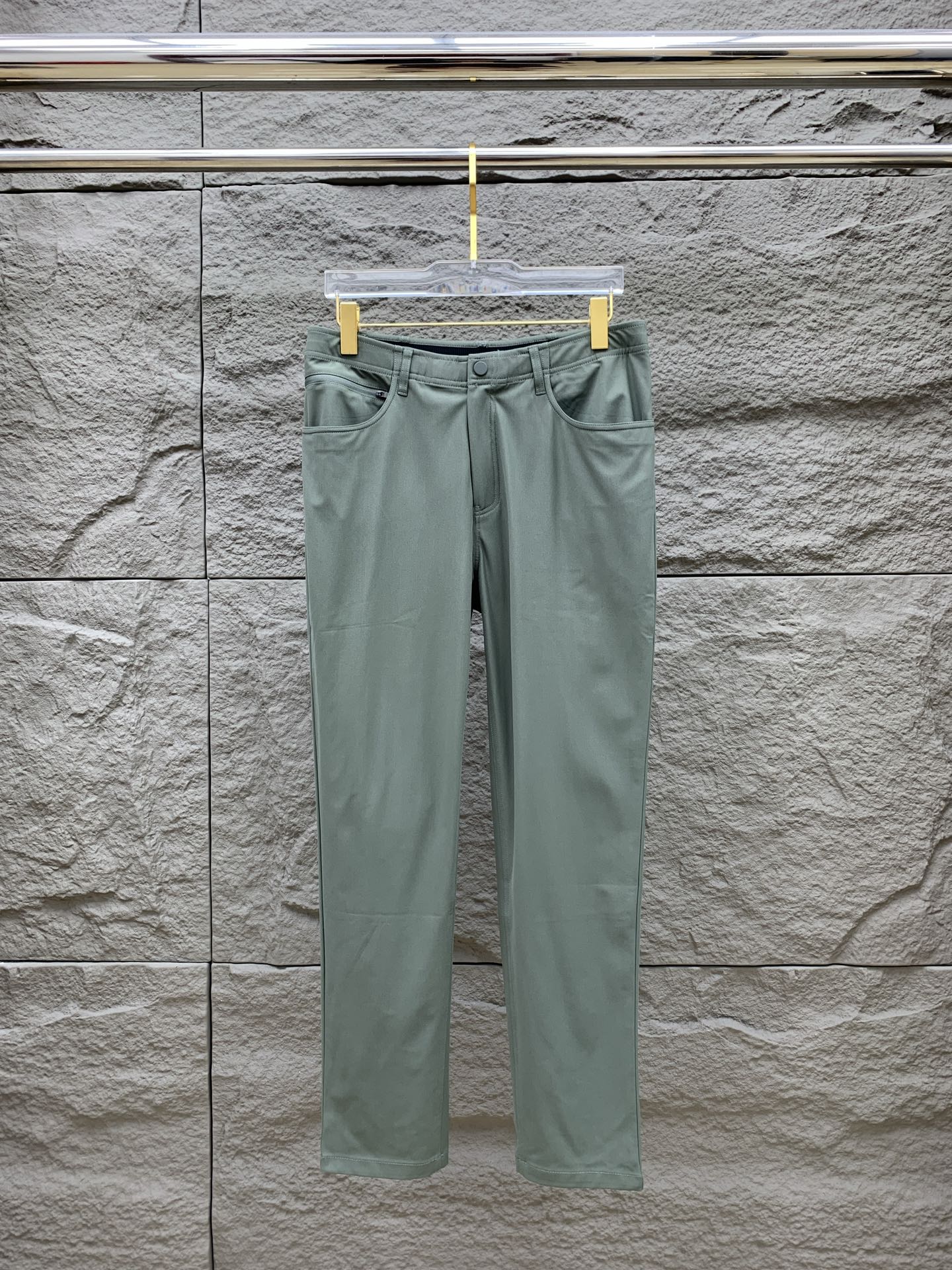 P普拉达春夏25ss休闲裤金典再次出现，原单订制高品质时尚休闲裤。超级百搭款。独家定制面料，挺阔有型，贴