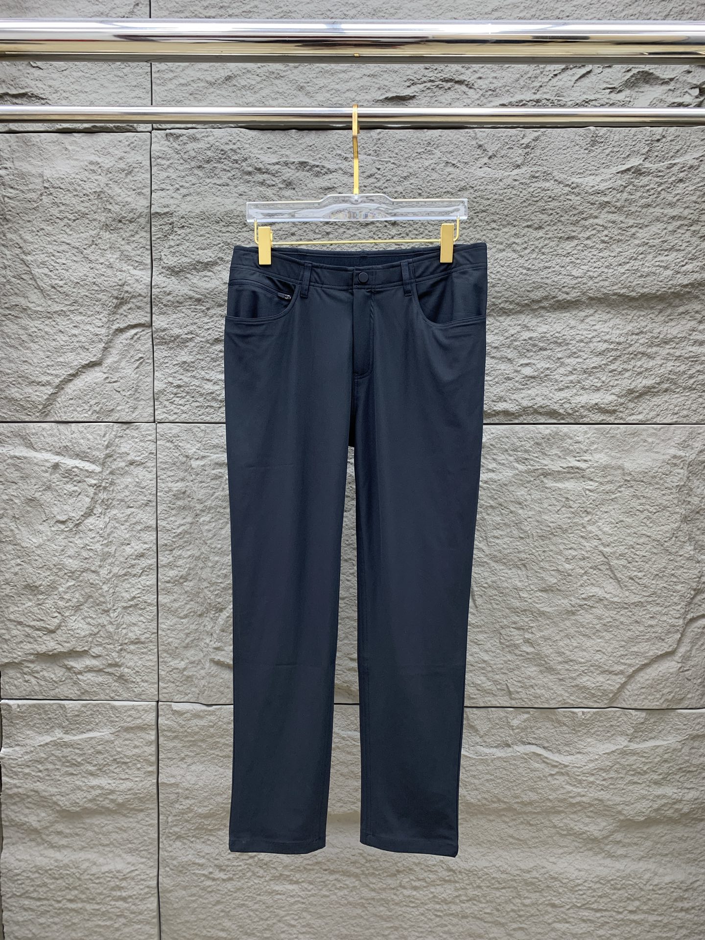 P普拉达春夏25ss休闲裤金典再次出现，原单订制高品质时尚休闲裤。超级百搭款。独家定制面料，挺阔有型，贴